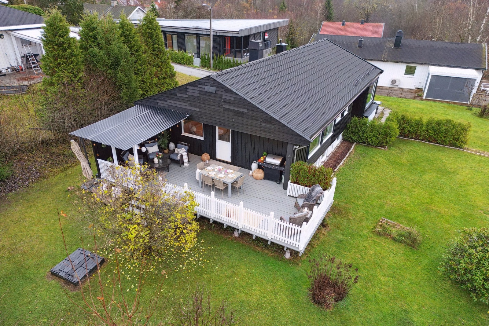 Et grønt og trivelig uteområde som gir boligen et ekstra løft og skaper en lun og familievennlig ramme rundt hjemmet. Galleribilde