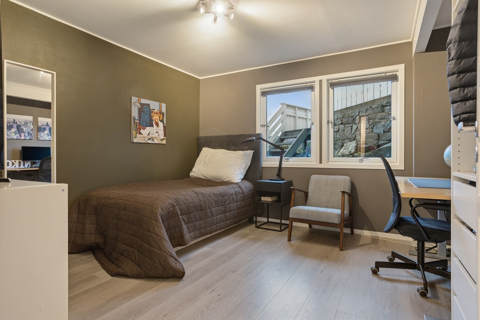 Soverom 3. Det er tre soverom i underetasjen. Galleribilde