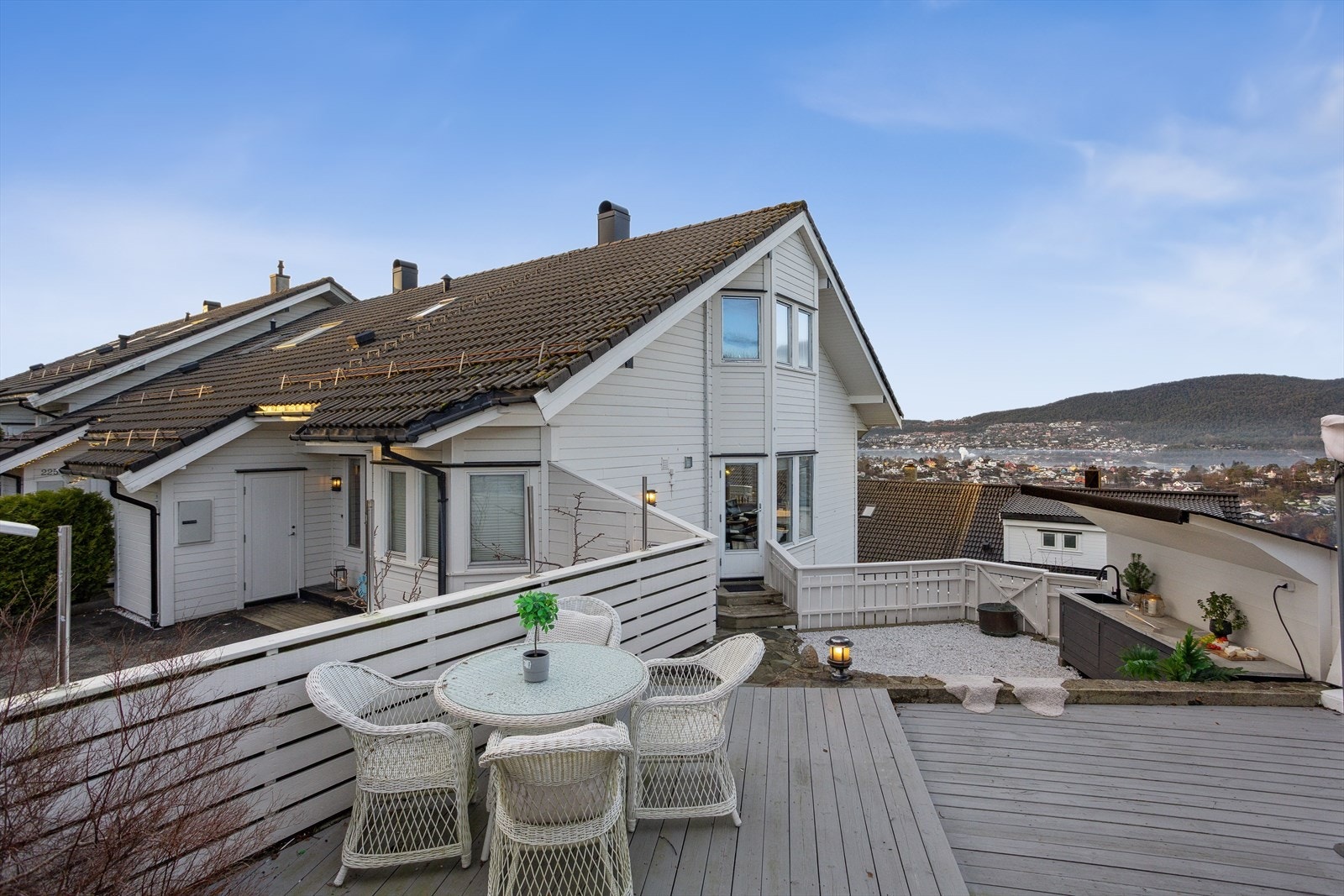 Huset har en veldig fin beliggenhet på enden av boligfeltet med vakker utsikt og gode solforhold. Pent opparbeidet uteområde. Galleribilde