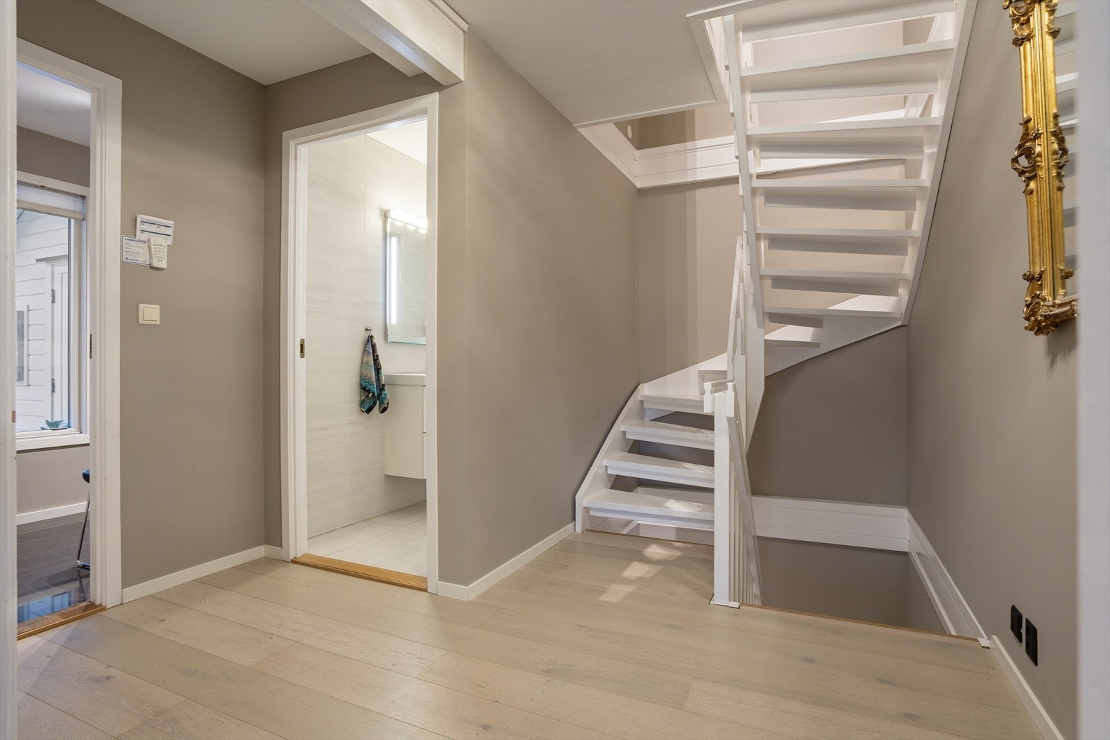 Nytt parkettgulv og nymalte overflater i gangen. Galleribilde