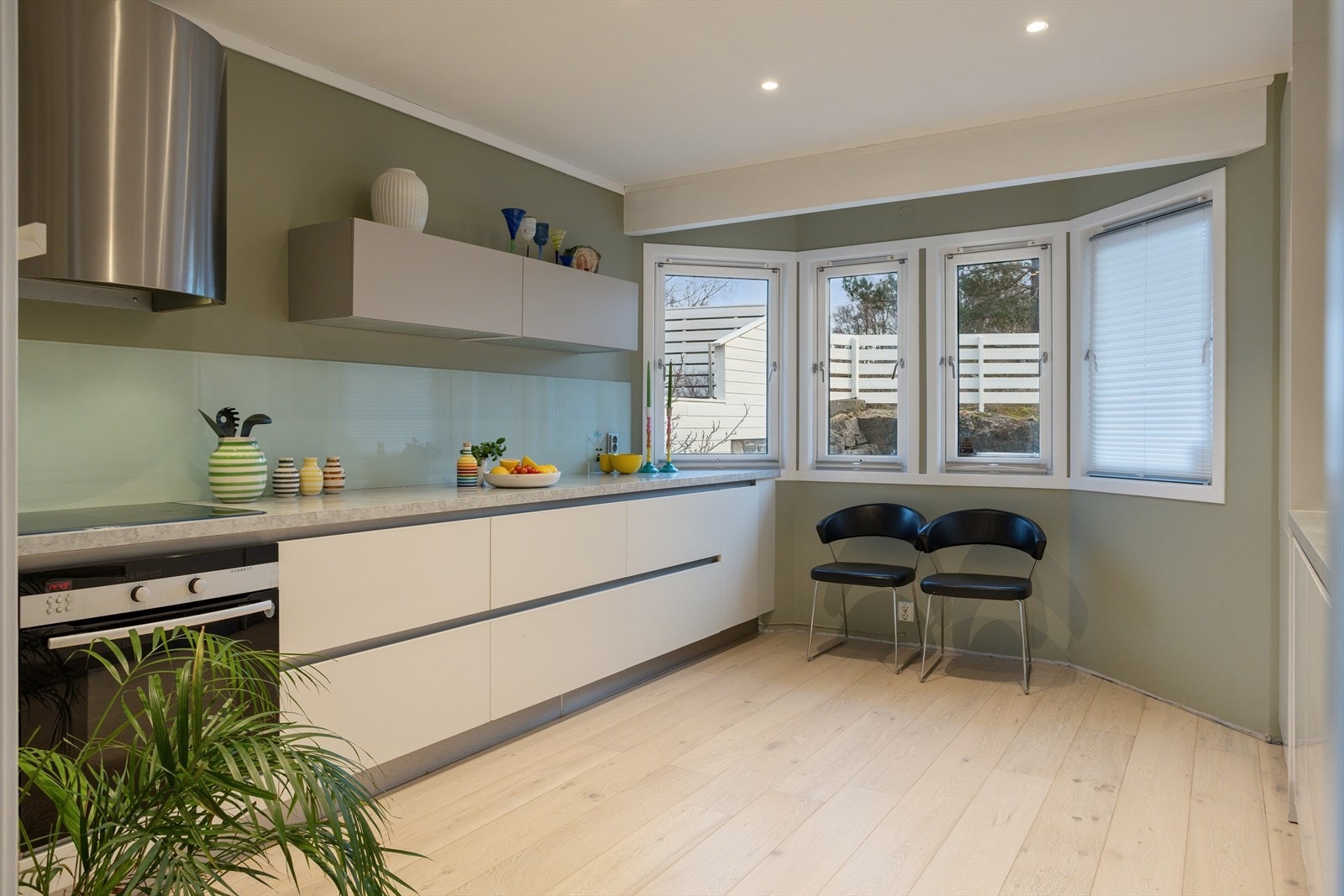 Kjøkkenet er utstyrt med integrerte hvitevarer som stekeovn, mikrobølgeovn, keramisk platetopp, ventilator, oppvaskmaskin og kjøle-/fryseskap. Galleribilde