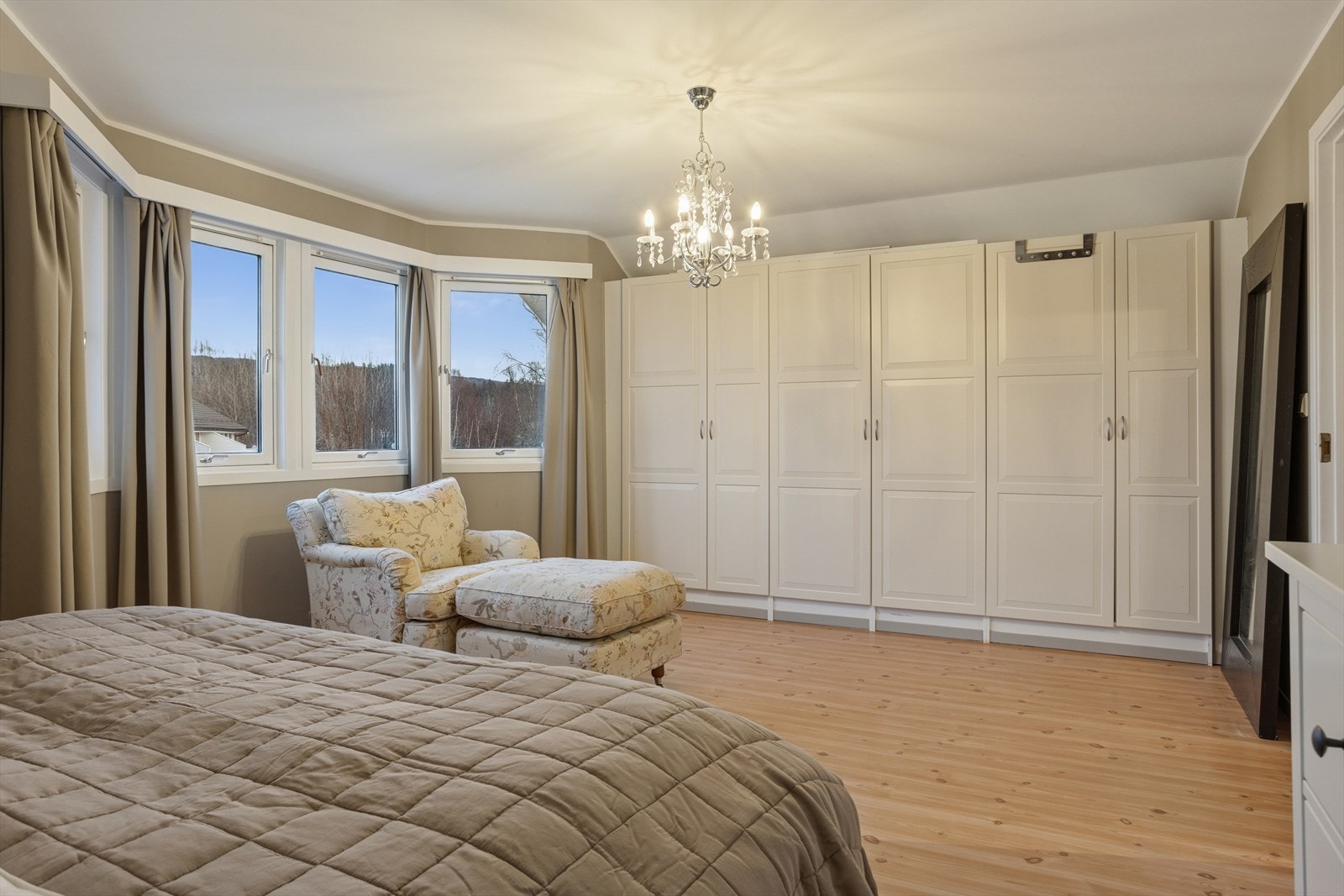 Hovedsoverom i 2.etg. (opprinnelig loftstue). God plass til garderobe. Galleribilde