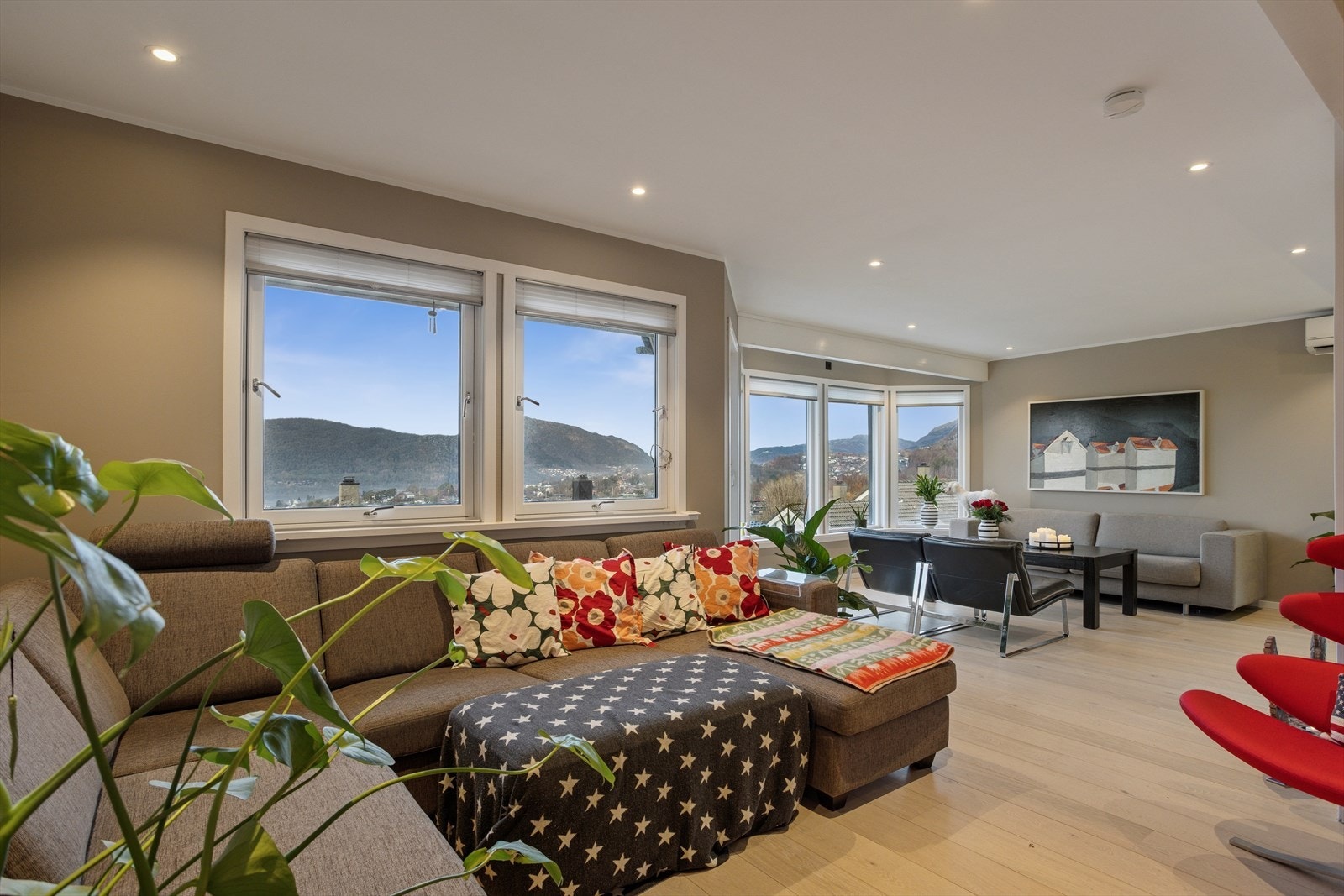 Nydelig utsikt fra flere soner i huset! Galleribilde