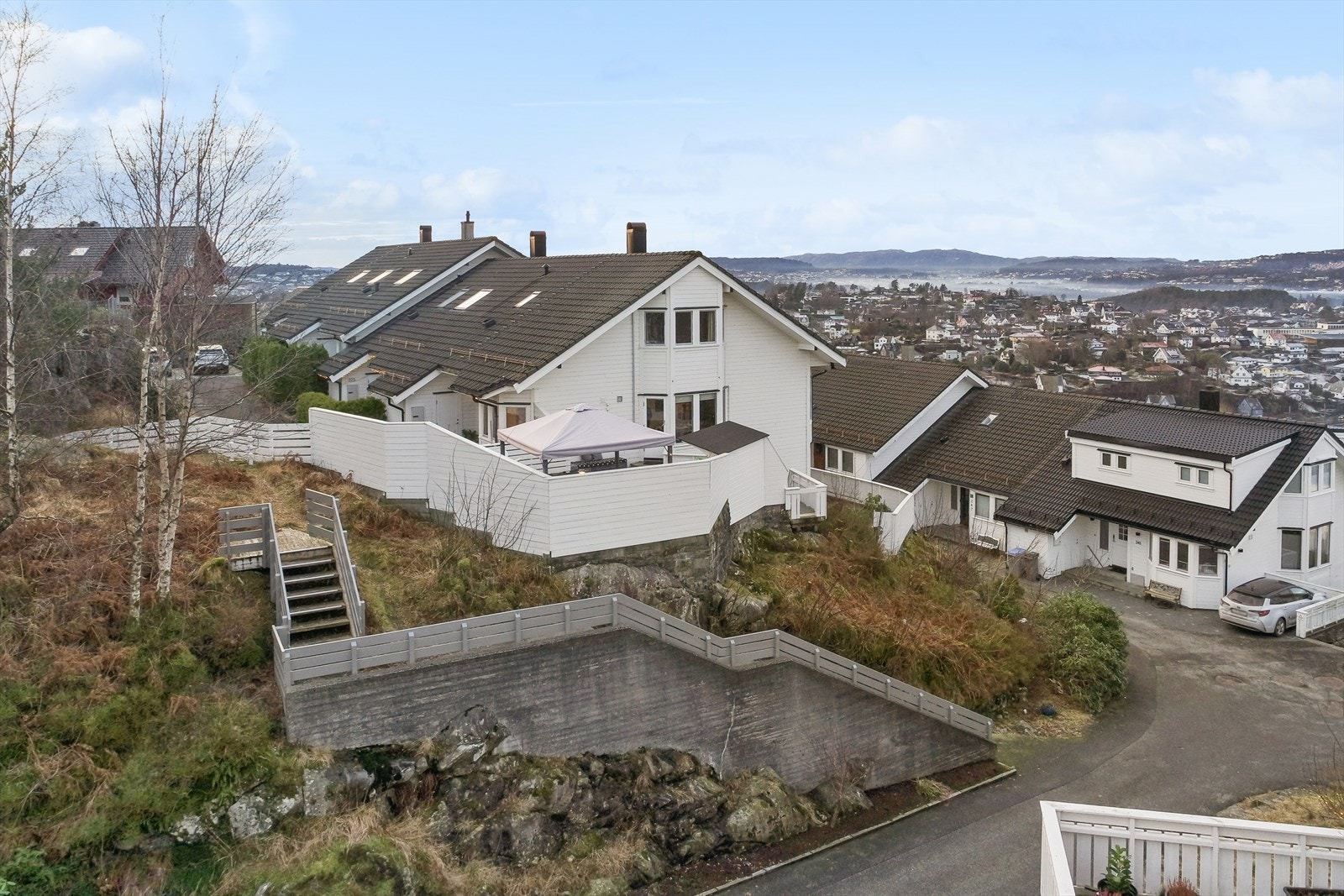 Huset ligger fint til på enden med nydelig utsikt! Galleribilde