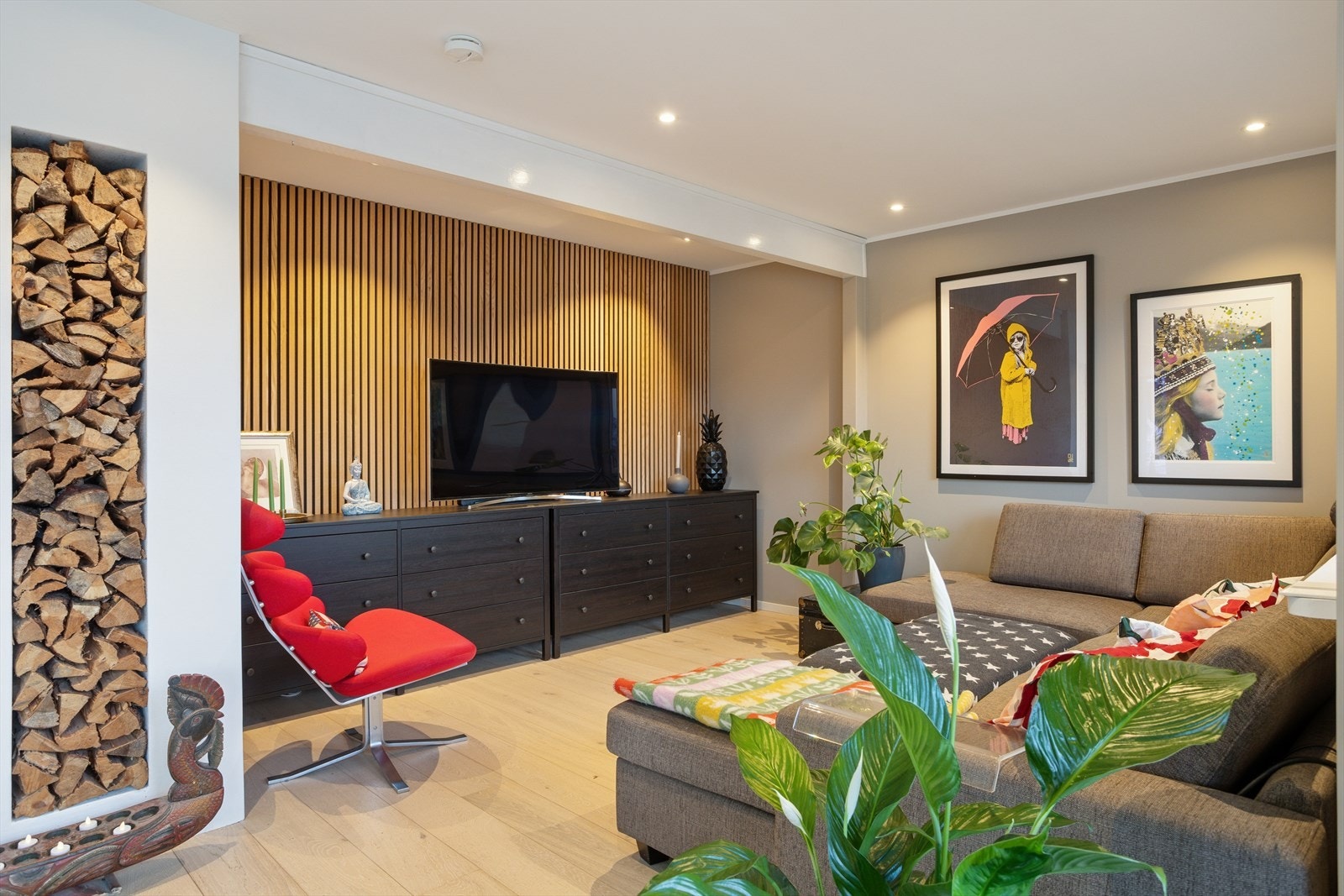 God plass til sofakrok og tv i denne delen av stuen. Galleribilde