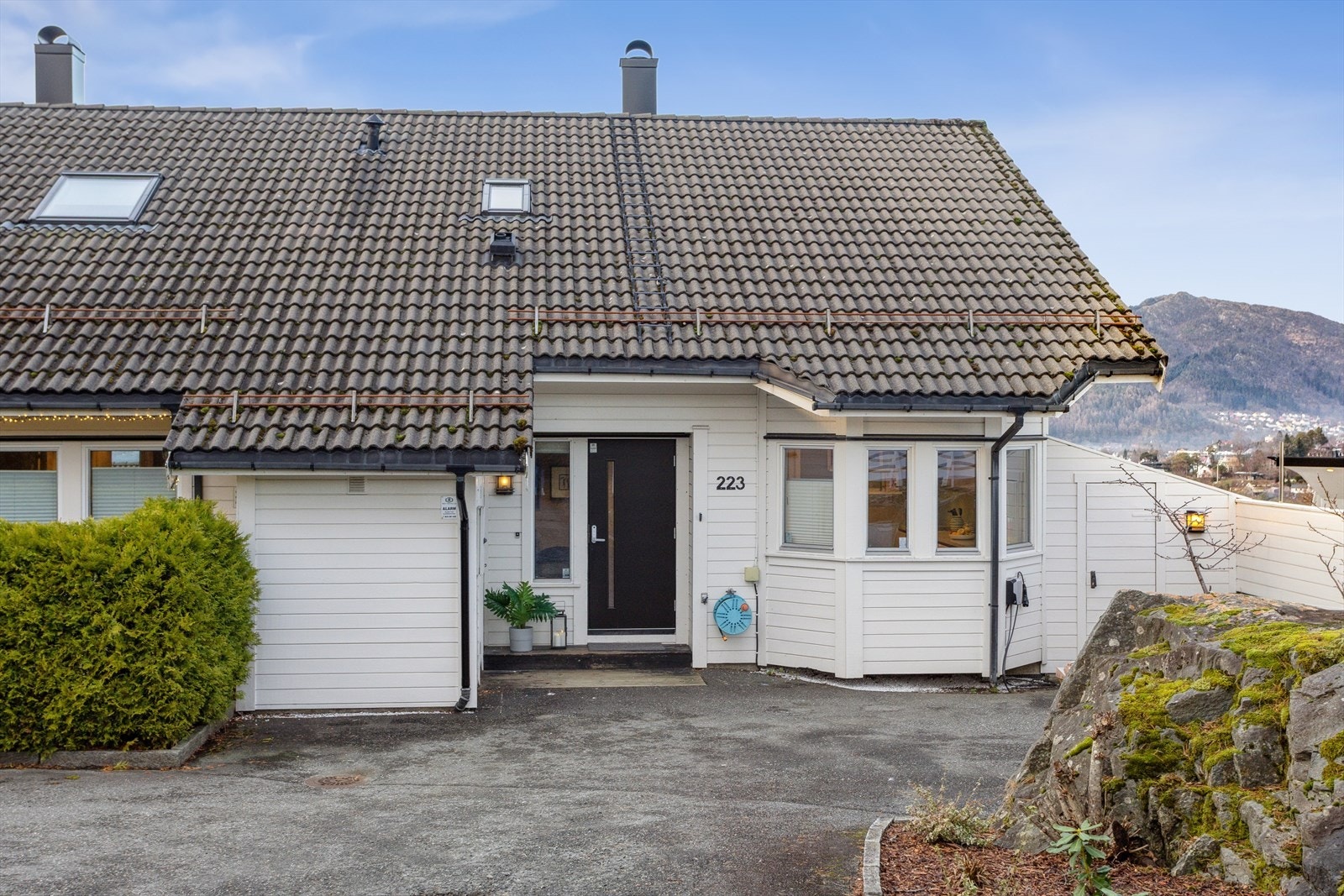 God plass til parkering for 2 biler utenfor huset. El-bil lader følger med. Det medfølger også en garasjeplass i felles anlegg. Galleribilde