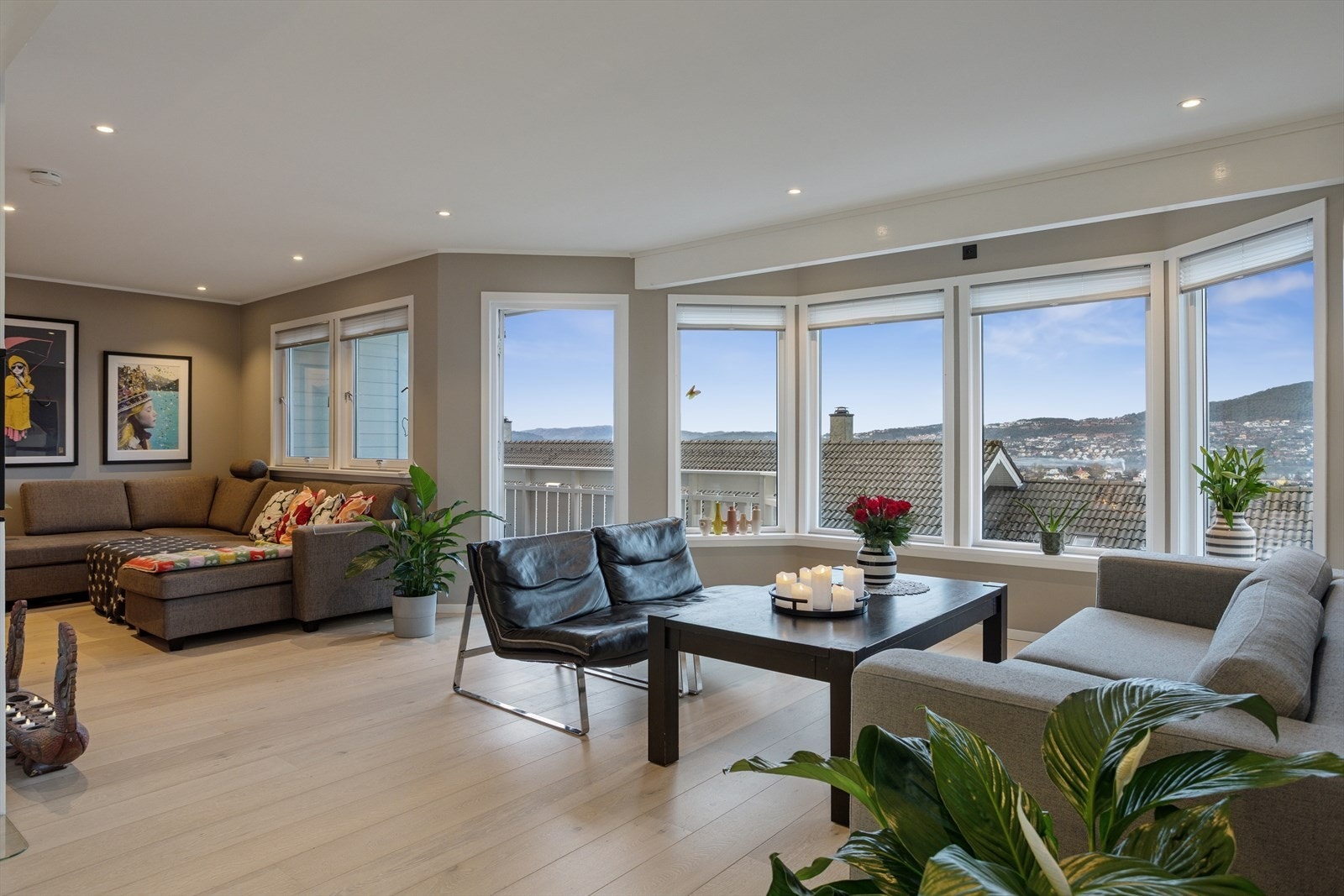 Nyere spotter og nymalt himling. Galleribilde