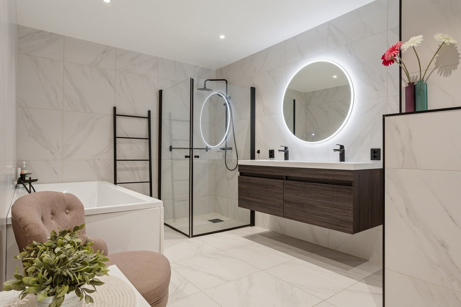 Lekkert bad oppusset i 2021. Baderommet er innredet med vegghengt toalett, dusj med foldedører i glass, badekar, og en dobbel servant med tilhørende møblement, speil og belysning. Galleribilde