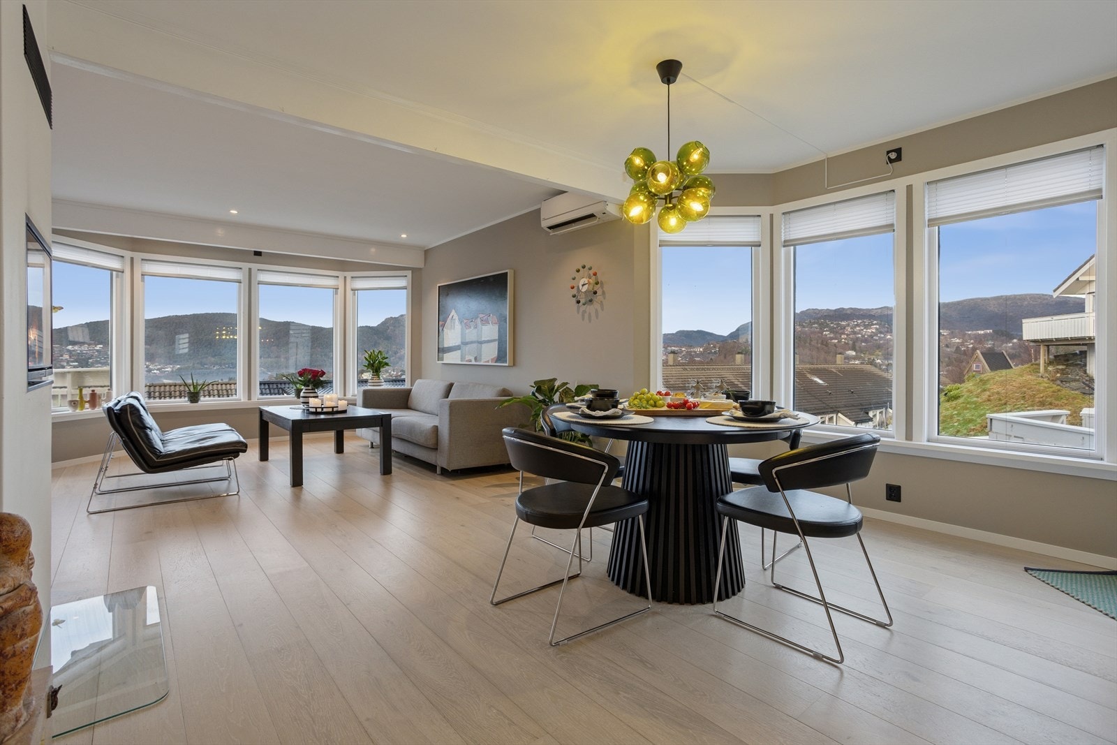 Stor og lys stue med nytt parkettgulv. Fantastisk fin utsikt fra stuen! Galleribilde