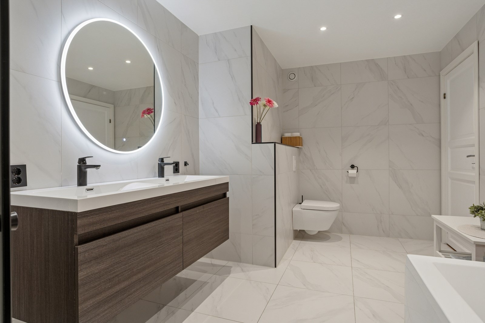 60x60 fliser på gulv og vegger. Galleribilde