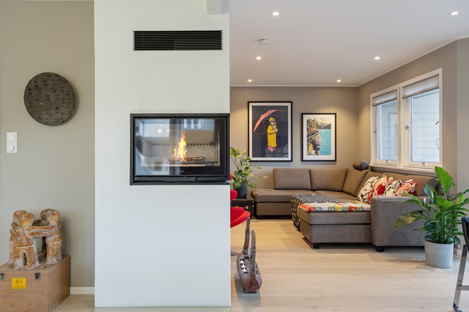 Rentbrennende peis av nyere dato gir godt med varme om vinteren. Galleribilde