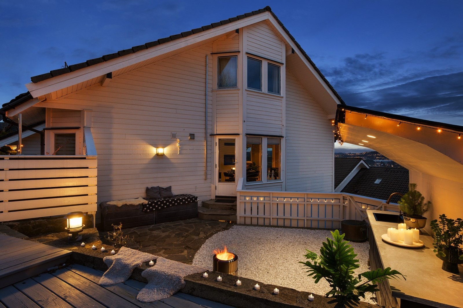 Det er egen adkomst fra stue til uteområdet. Galleribilde