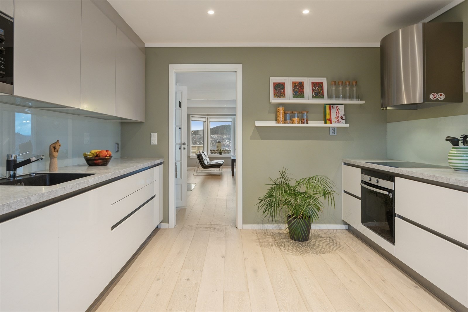 HTH-kjøkken med integrerte hvitevarer. Nytt parkettgulv også her. Galleribilde