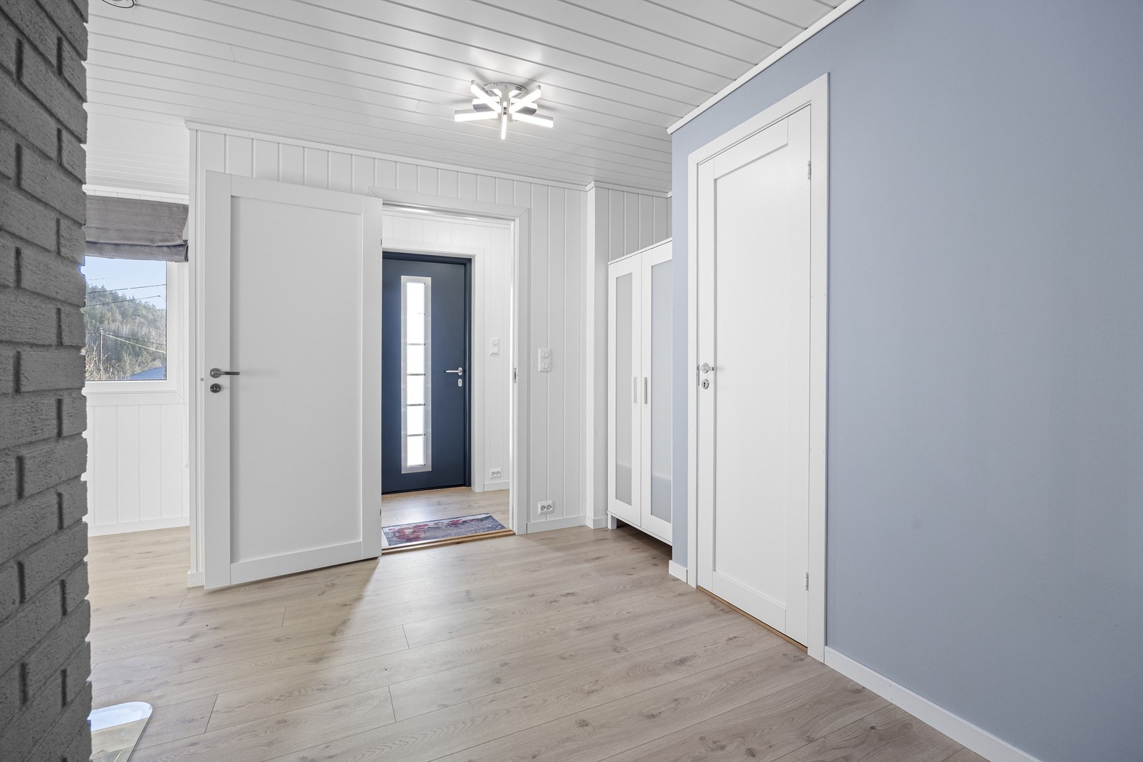 Det er varmefolie entré. Nyere overflater er gjennomgående i de fleste rom. Galleribilde