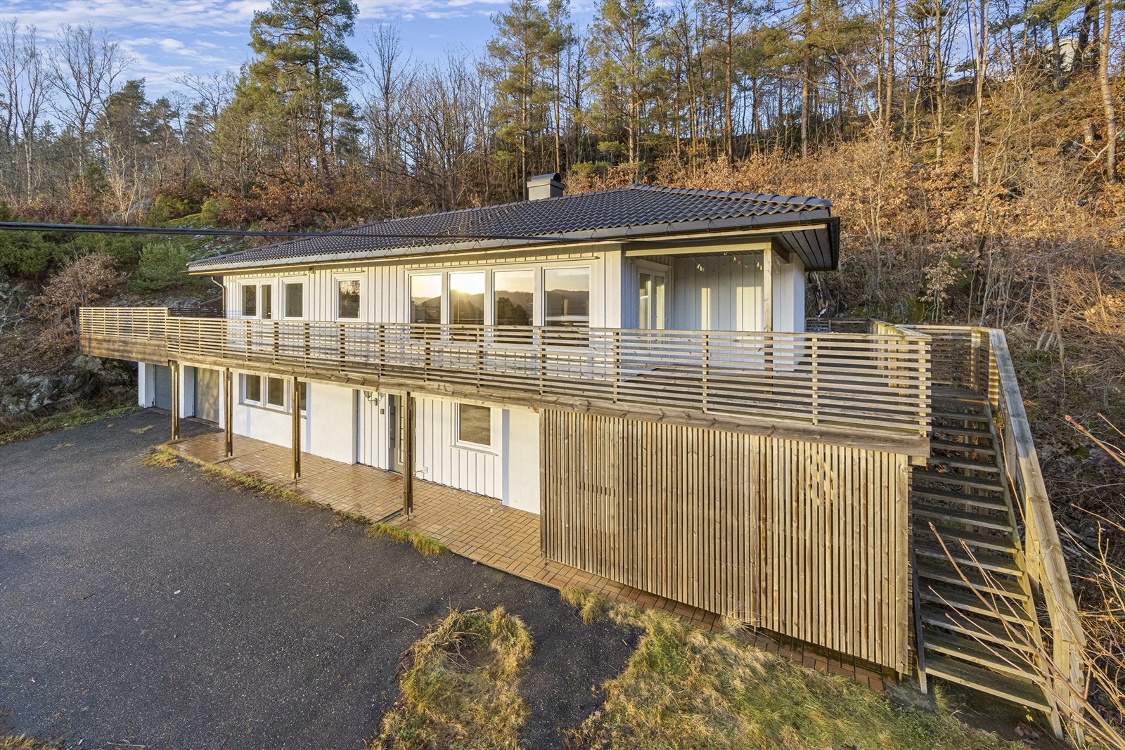 Boligen er betydelig oppgradert i 2016 med ny veranda, kledning, etterisolert, nytt tak og mye mer. Galleribilde