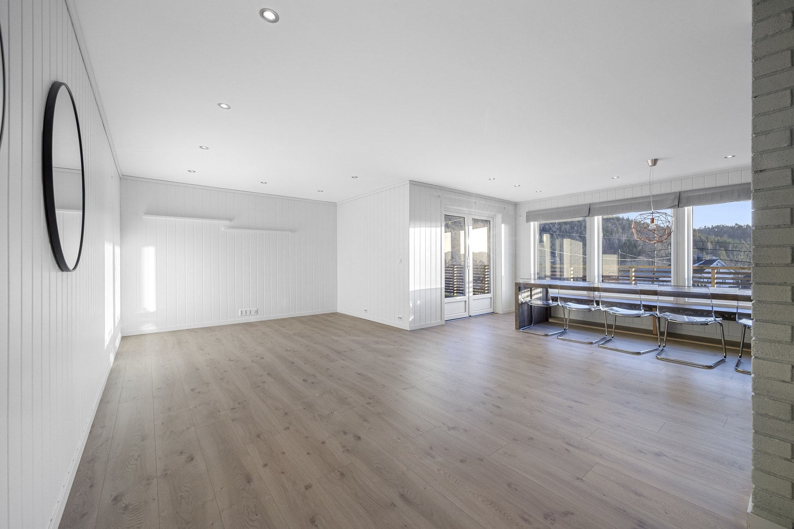 2. etasje med stor stue og utgang til veranda. Galleribilde