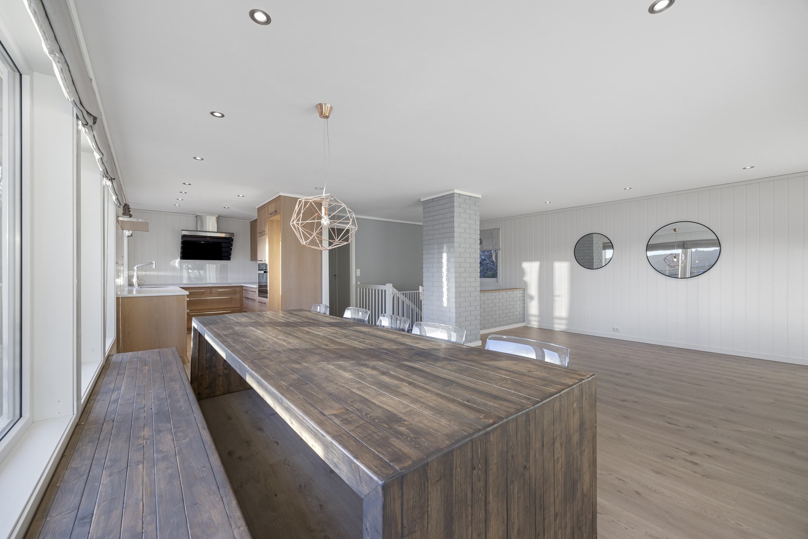 Åpen løsning fra stue til kjøkken og lyse flater. Galleribilde