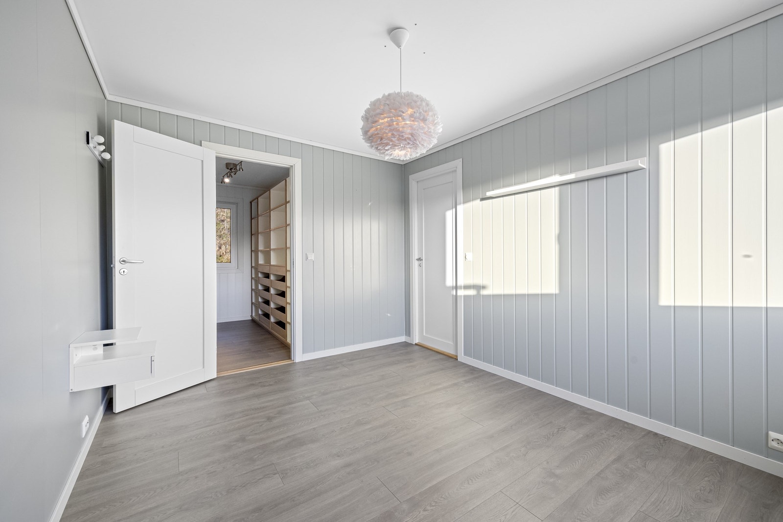 Hovedsoverom 2. etasje med eget garderoberom. Garderoben er fra Gjeving Trevare med integrerte skuffer og god oversikt. Galleribilde