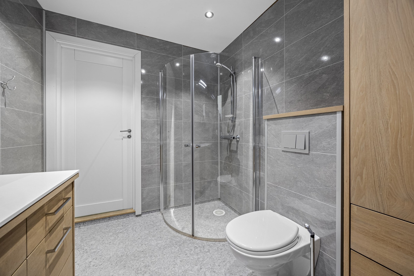 Baderom med baderomsinnredning fra Gjeving Trevare. Badet ble renovert i 2016. Galleribilde