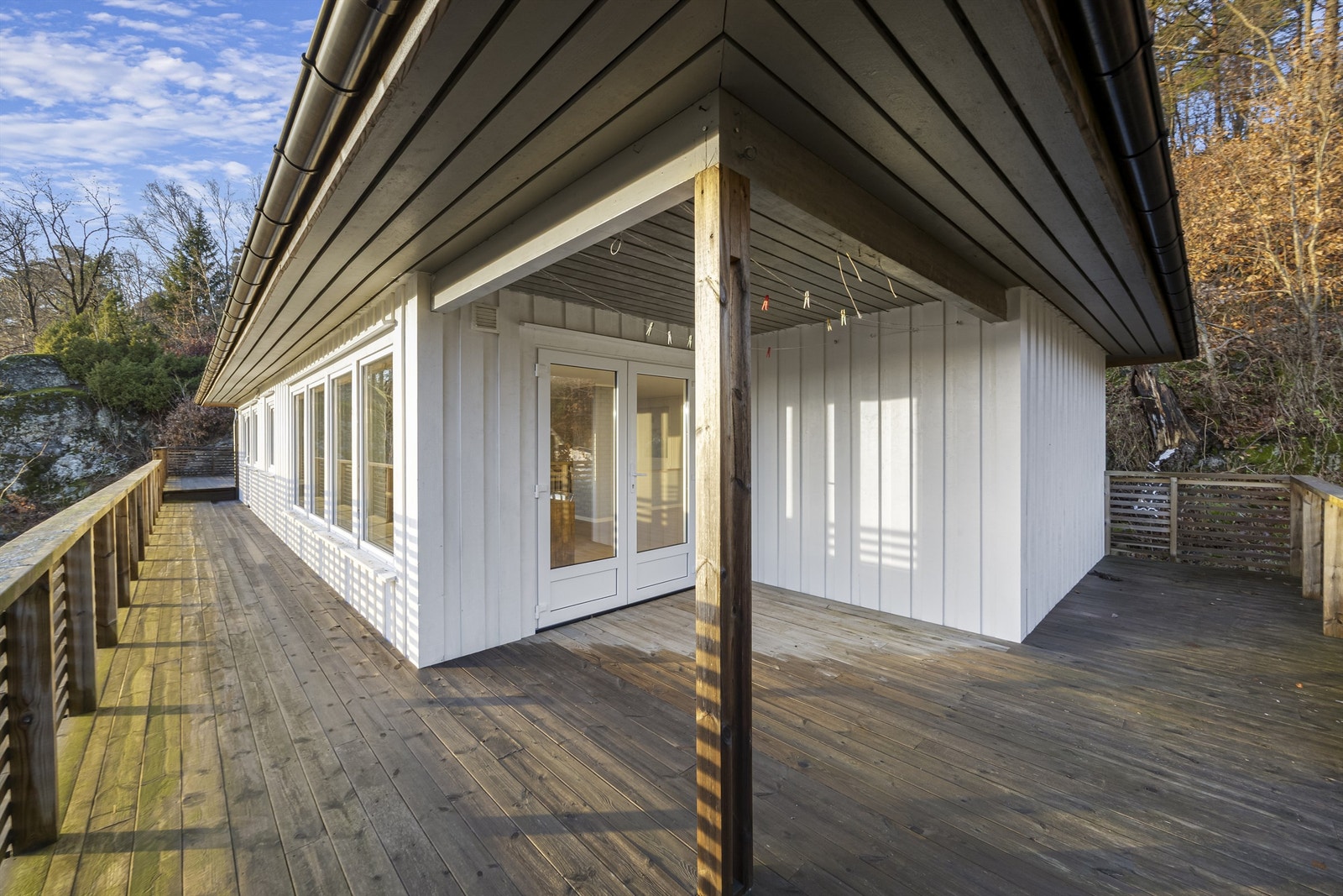 Stor veranda med takoverbygg ved stue. Galleribilde