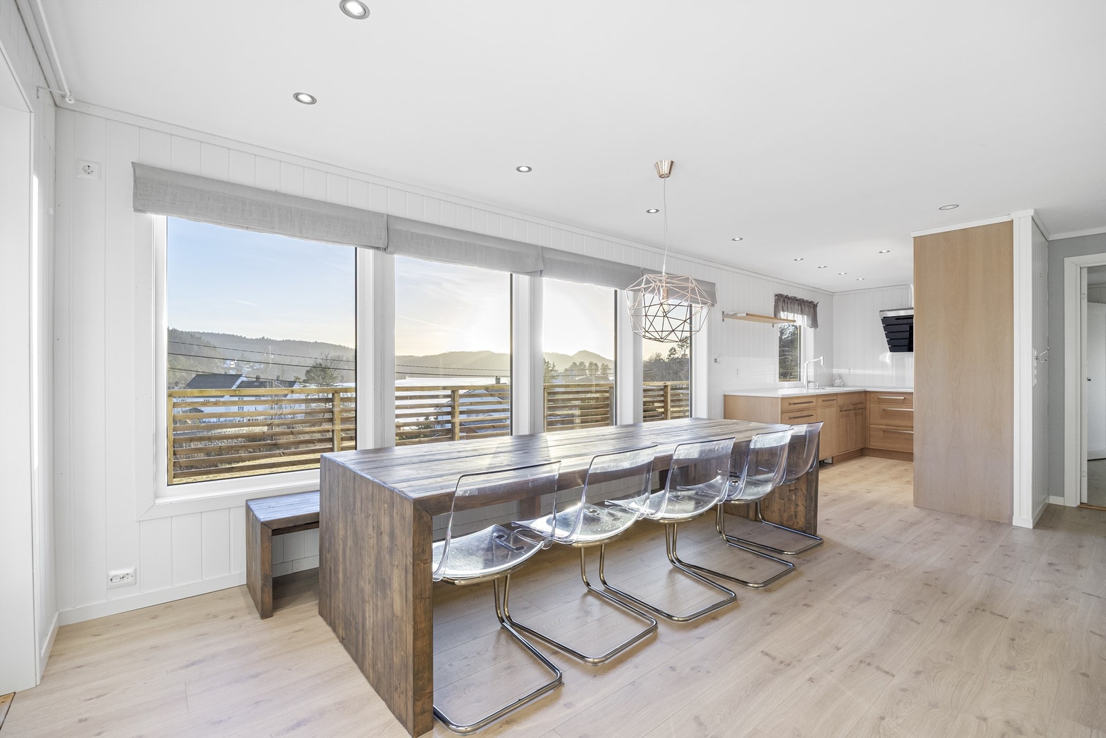 Downlights i taket og fin utsikt til Songevann. Galleribilde