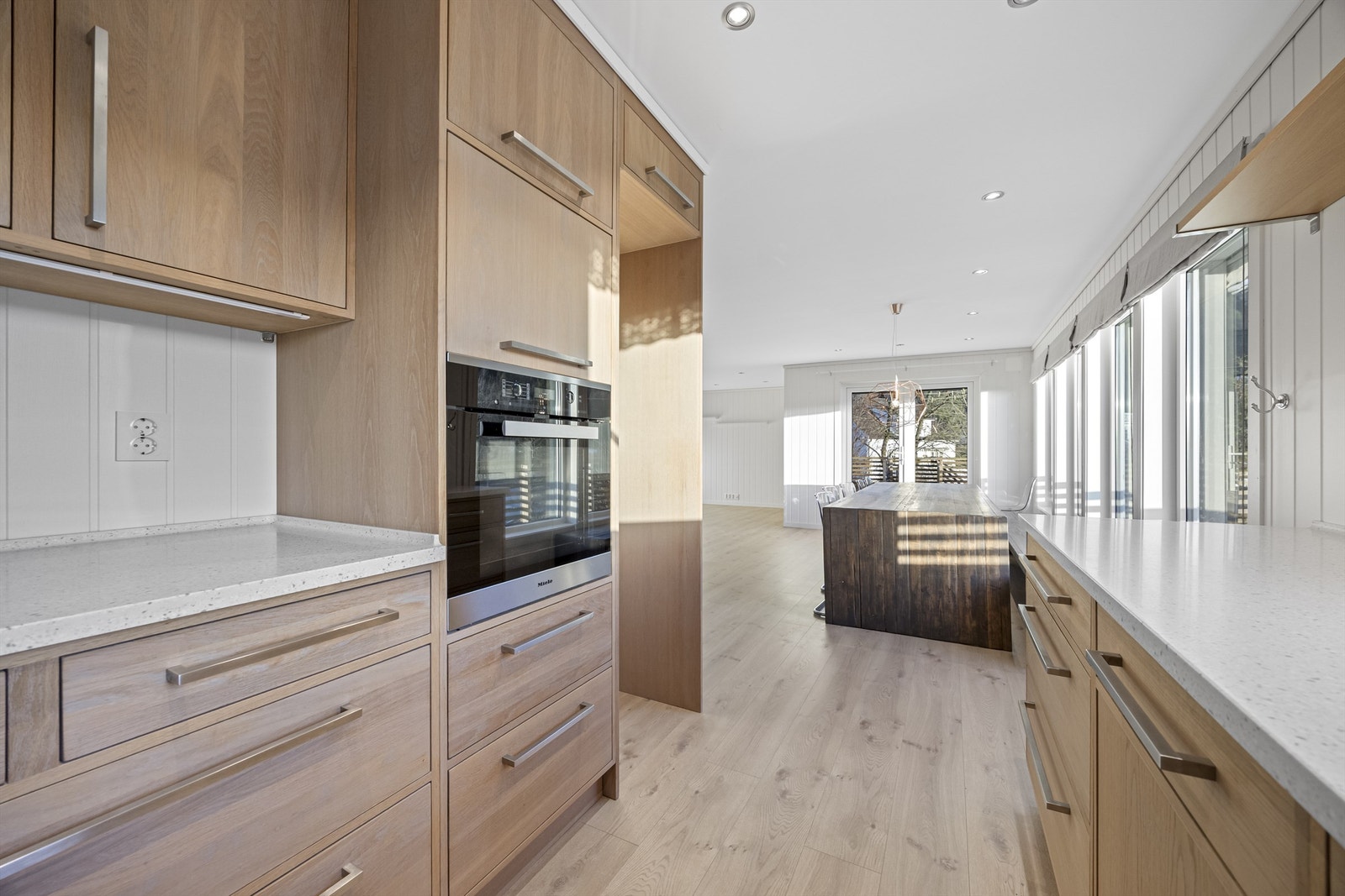 Kjøkkenet er plassbygget i heltre eik fra Gjeving trevare, og benkeplate i corian (meget slitesterkt) Galleribilde