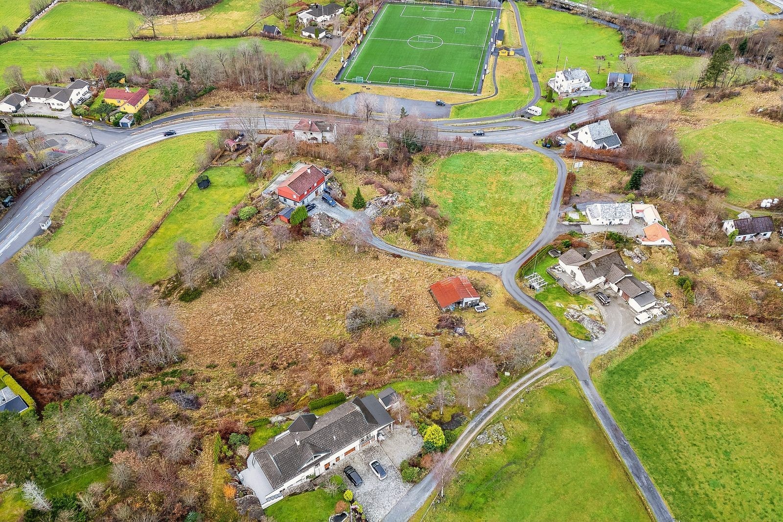 Deler av eiendommen følger detaljregulering Grindetunet (plan-ID 201402), som regulerer området til bl.a. boligbebyggelse. Galleribilde