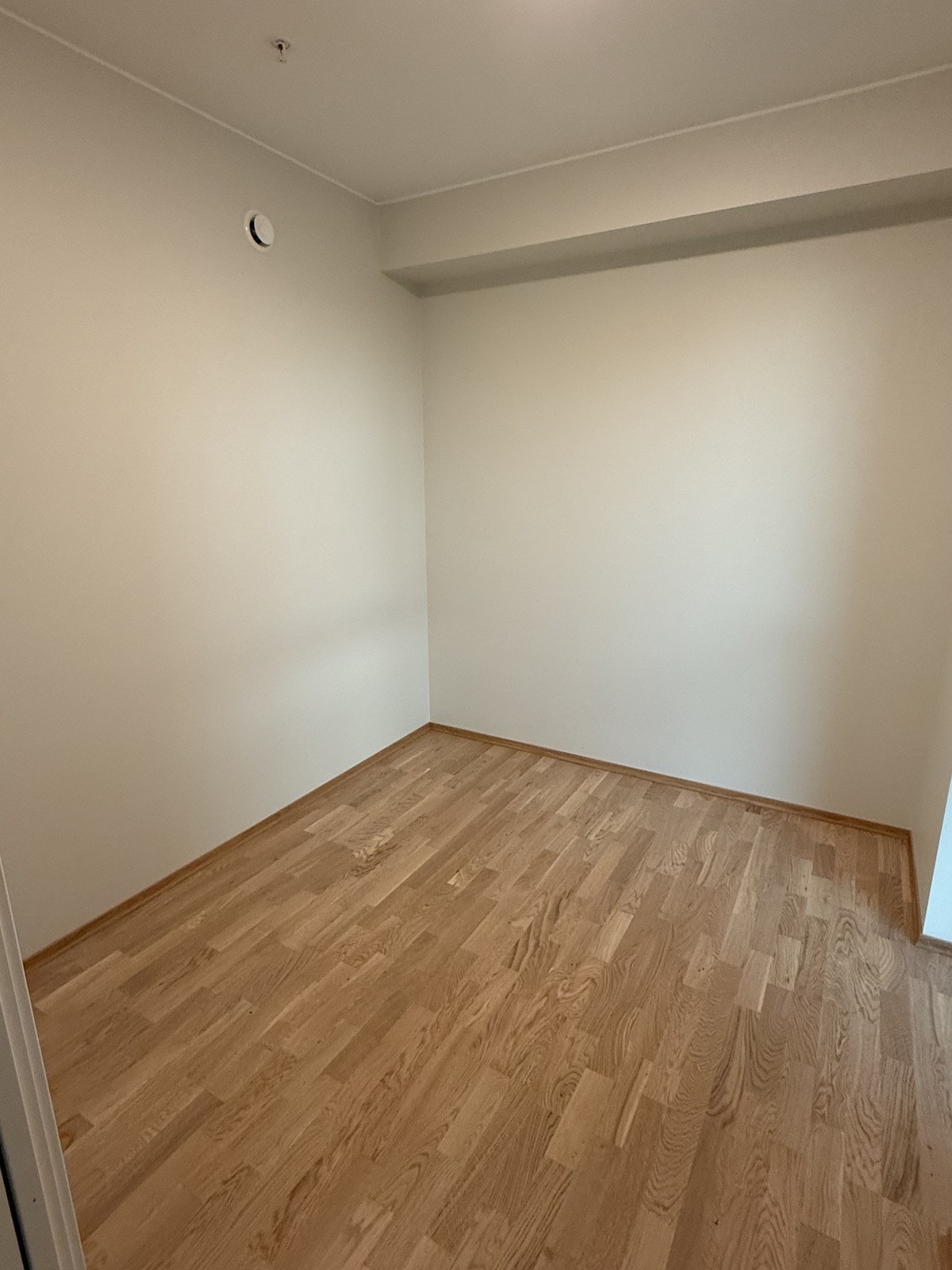 Leiligheten har to romslige soverom, som ligger adskilt fra hverandre. Garderobeskap kommer Galleribilde