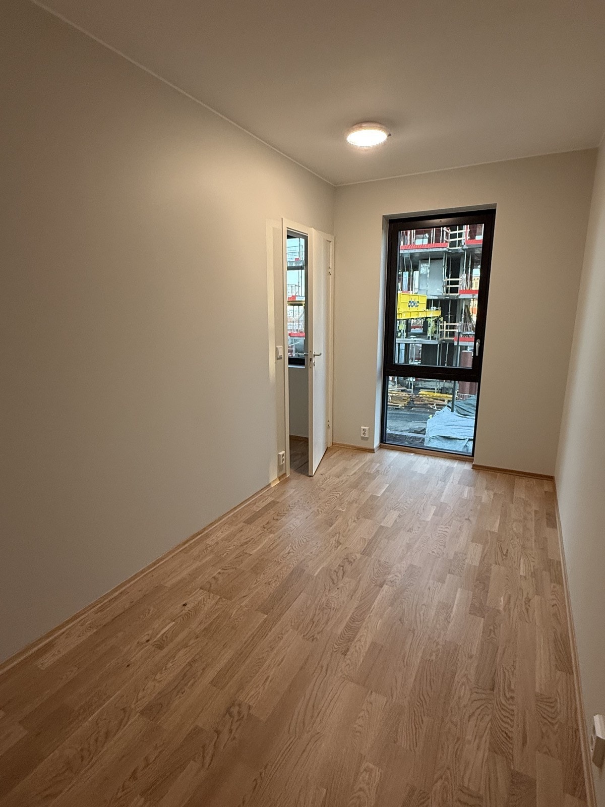 Soverom 2 er av god størrelser, og det blir montert opp garderobeskap Galleribilde