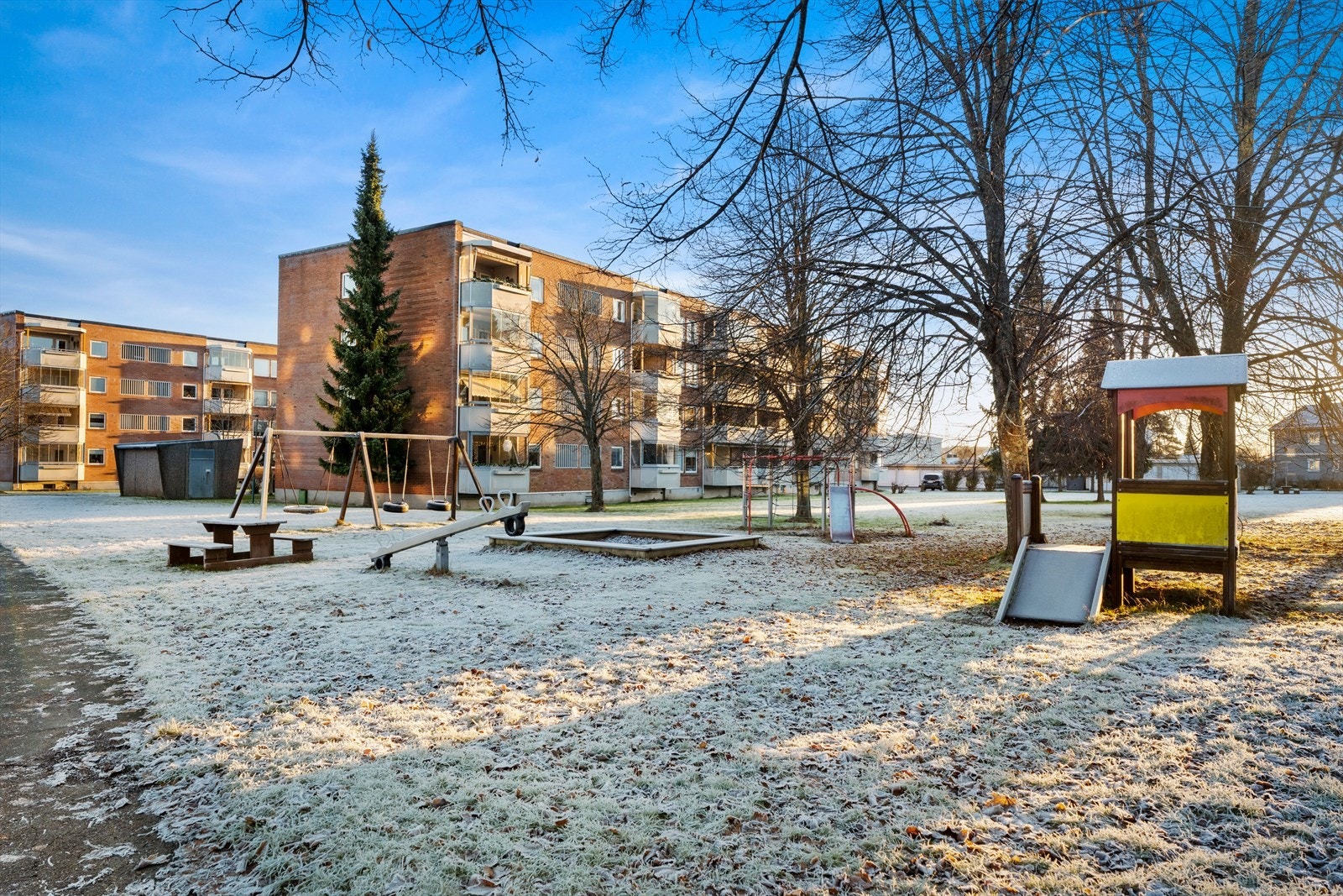 Borettslaget har en stor felles uteplass med lekeapparater og sitteplasser. Galleribilde