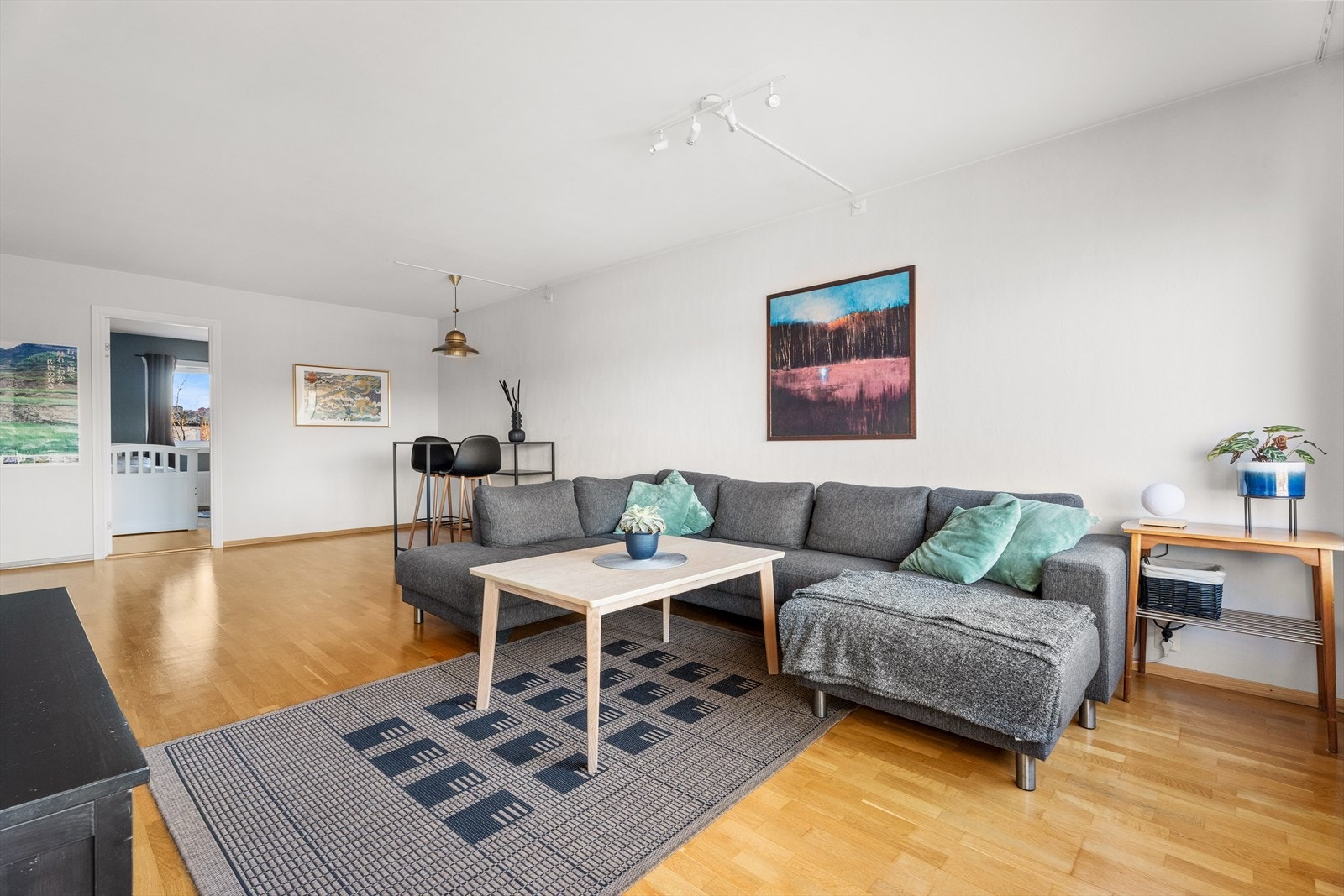 Naturlig lys gir en lys og luftig følelse i oppholdsrommet. Galleribilde