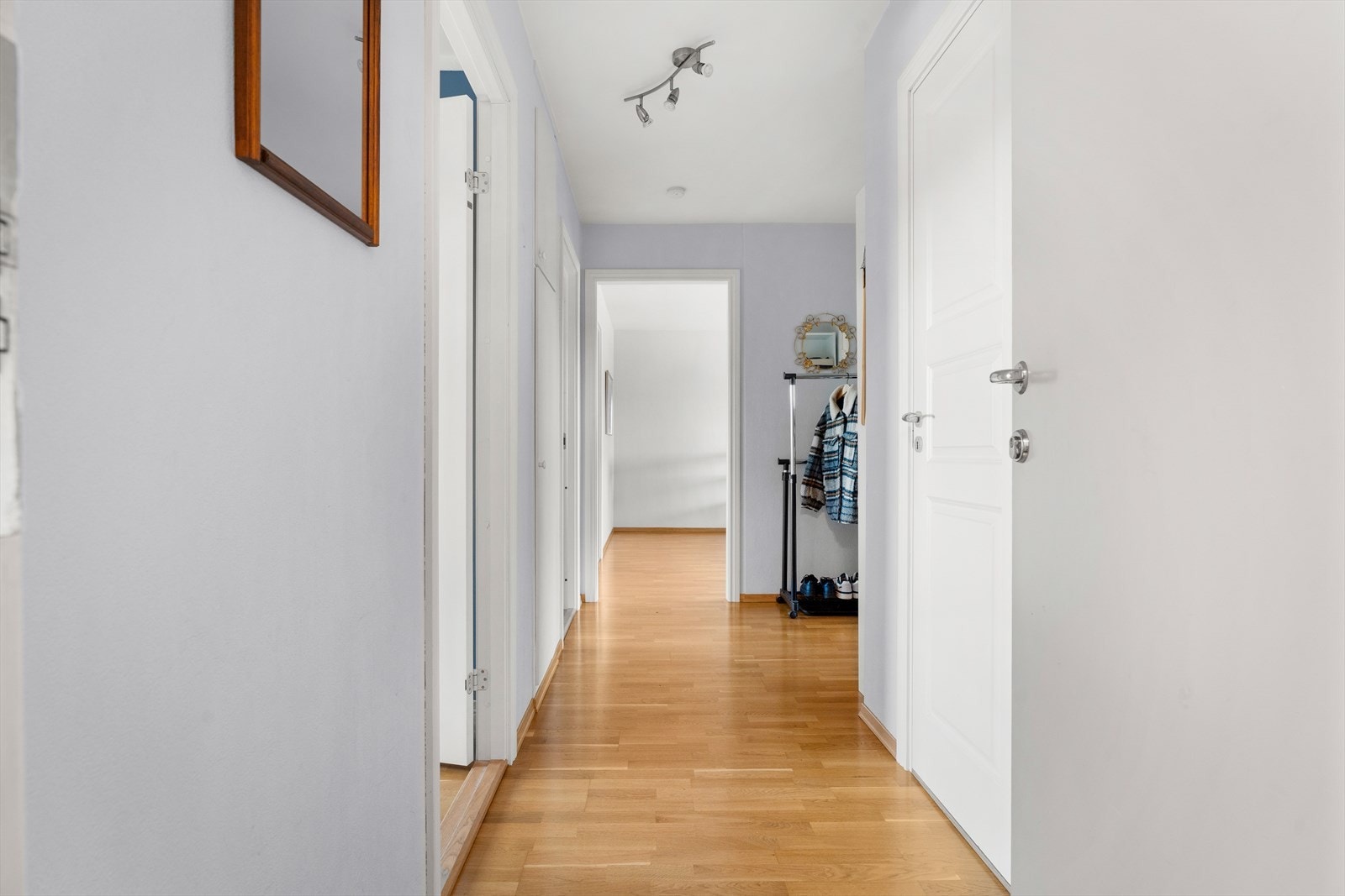 Direkte forbindelse til stuen gir en naturlig flyt fra entréen. Galleribilde