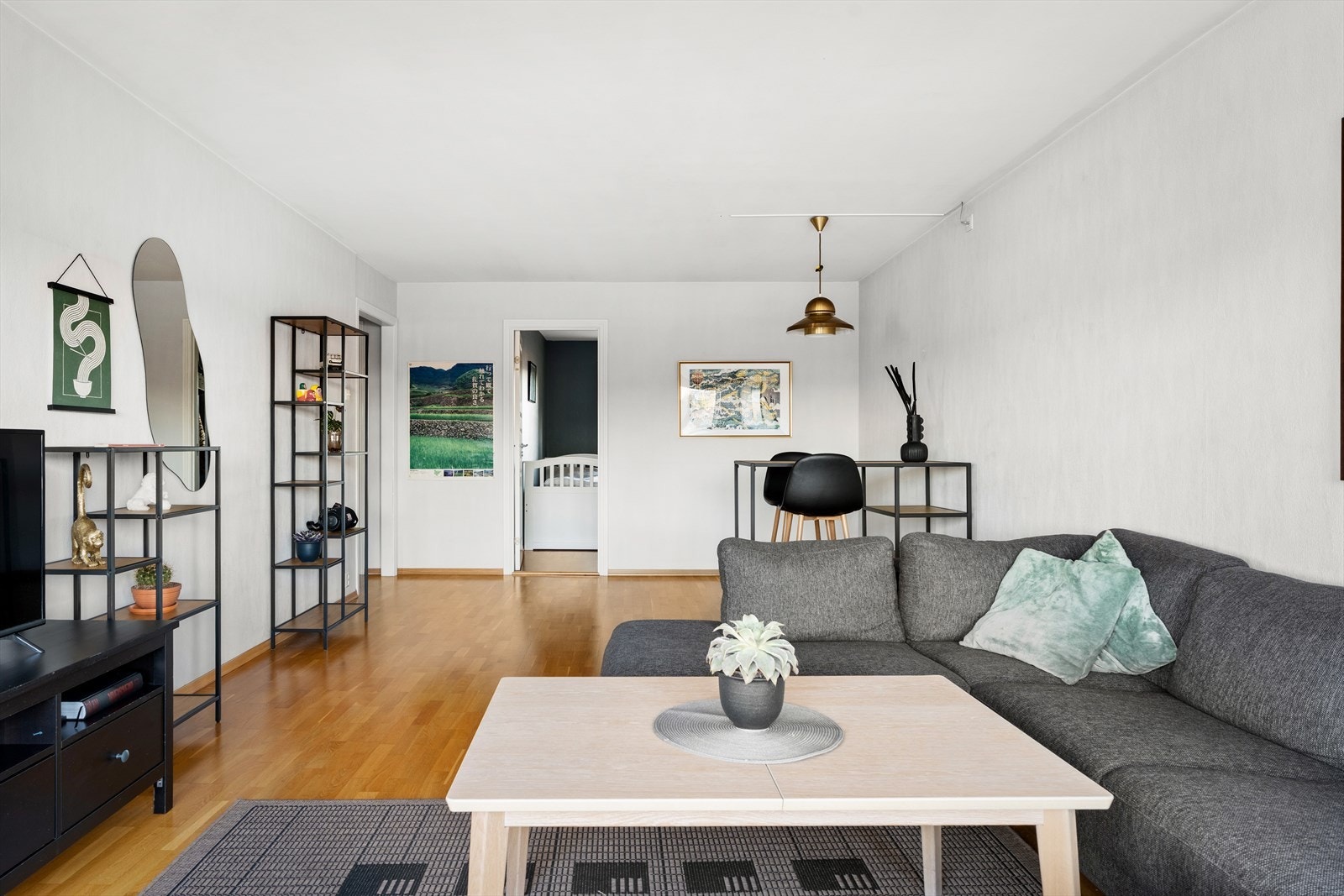 Plass til både sittegruppe og spisebord i stuen. Galleribilde