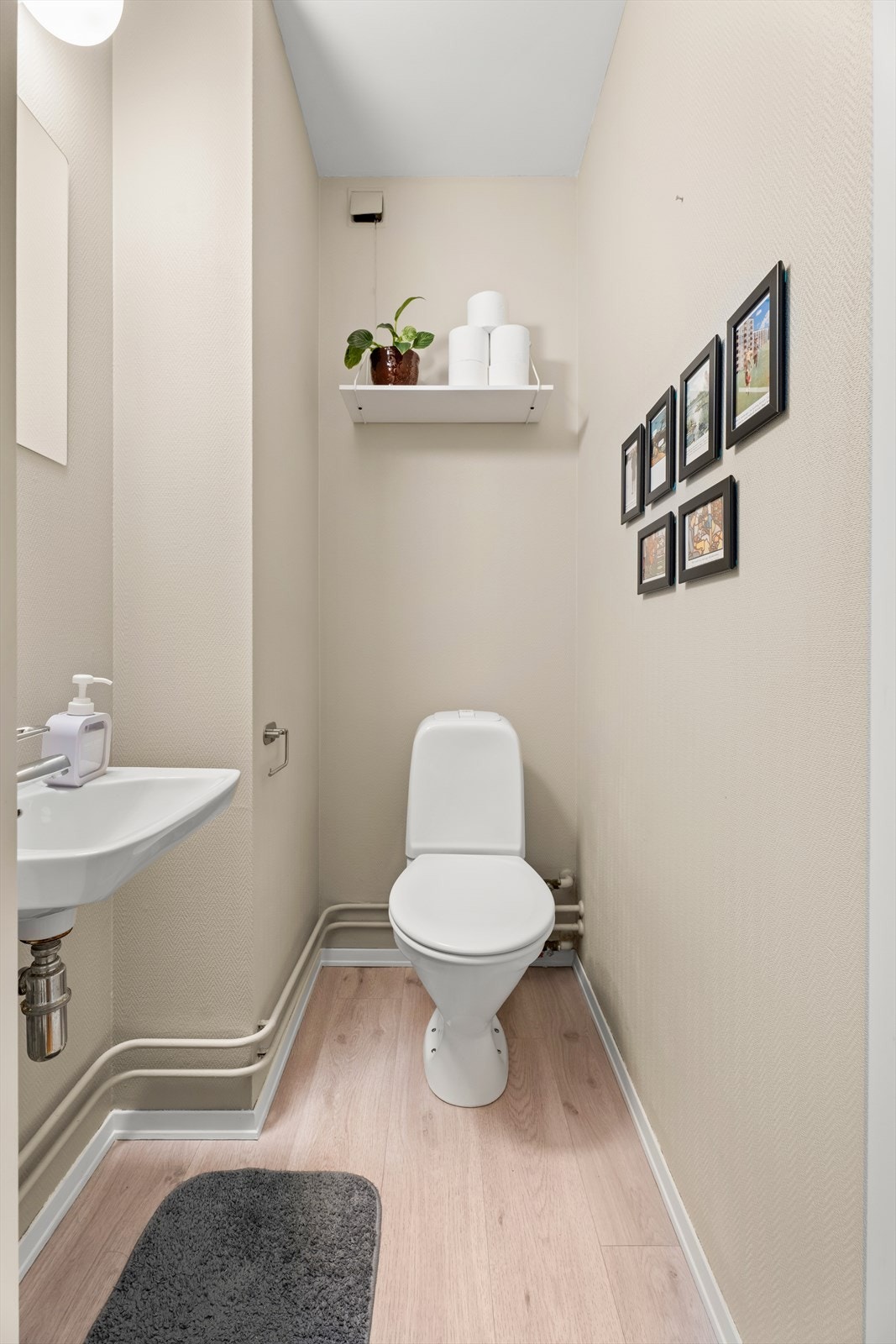 Toalettrom med servant. Galleribilde