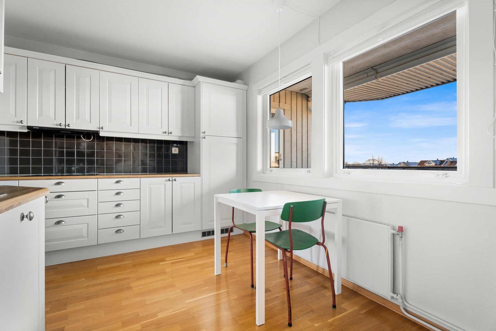 Sigdal kjøkken med lyse profilerte fronter og laminert benkeplate gir et funksjonelt arbeidsområde. Galleribilde