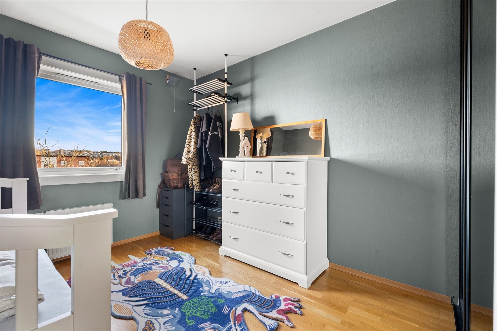 Soverommet har god plass til seng og har skyvedørsgarderobe. Galleribilde