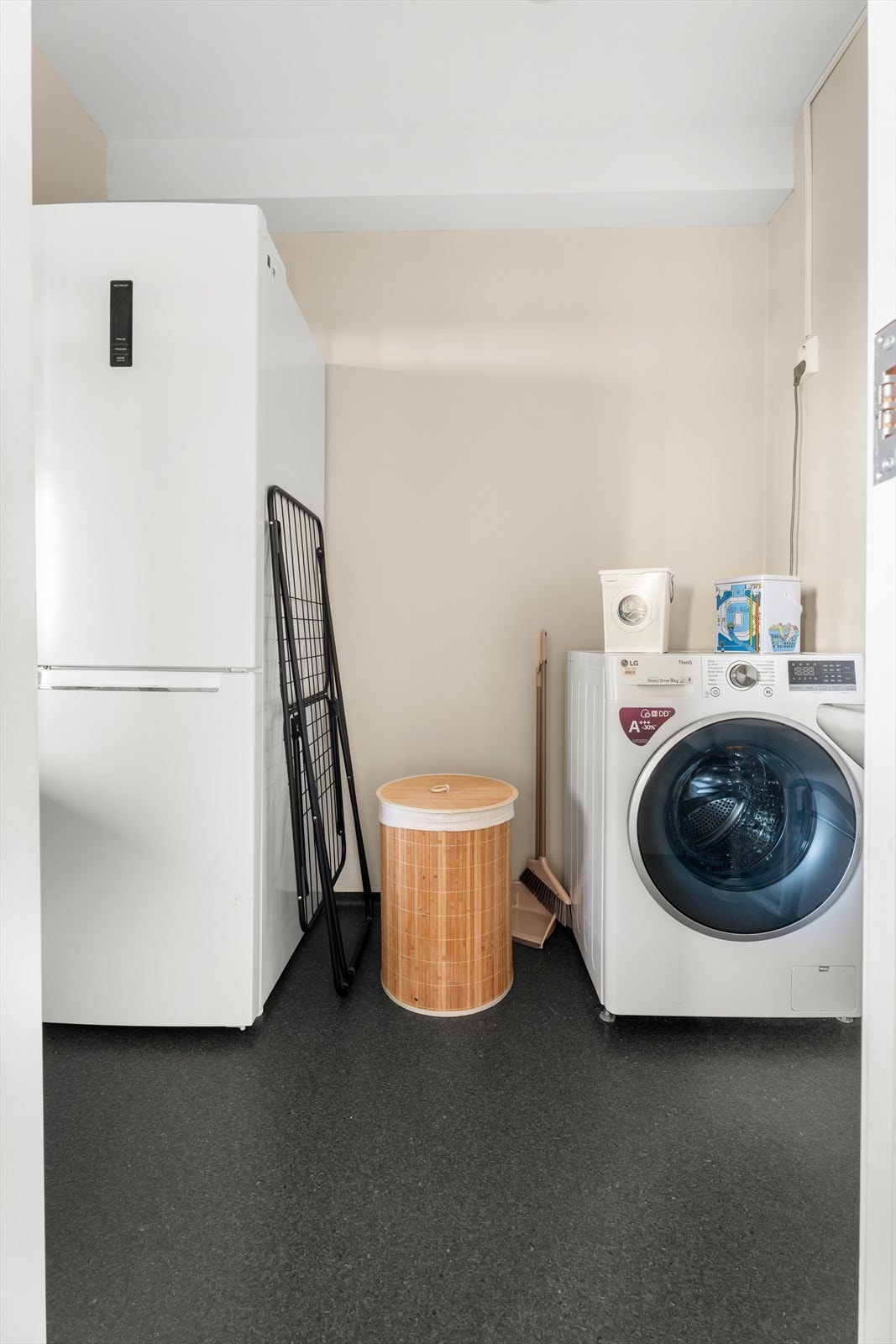 Vaskerommet er oppgradert i 2024 og har malt betongtak og tapet på vegger. Belegg på gulvet gir en robust overflate med god stand. Galleribilde