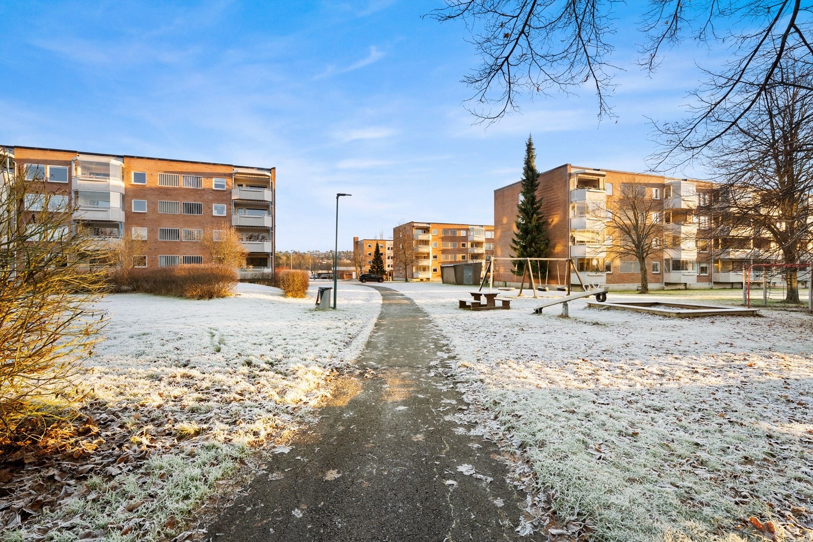 Gangvei gjennom grøntområdet gir enkel tilgang til boligblokkene. Galleribilde