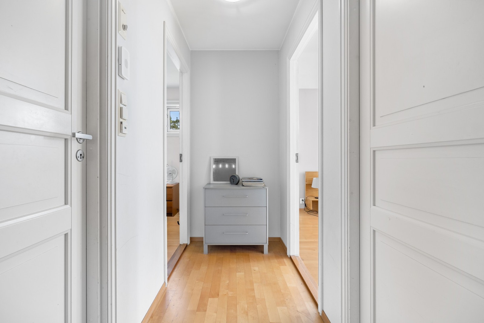 Velkommen opp i 2.etg med tre gode soverom, stort bad og gang Galleribilde