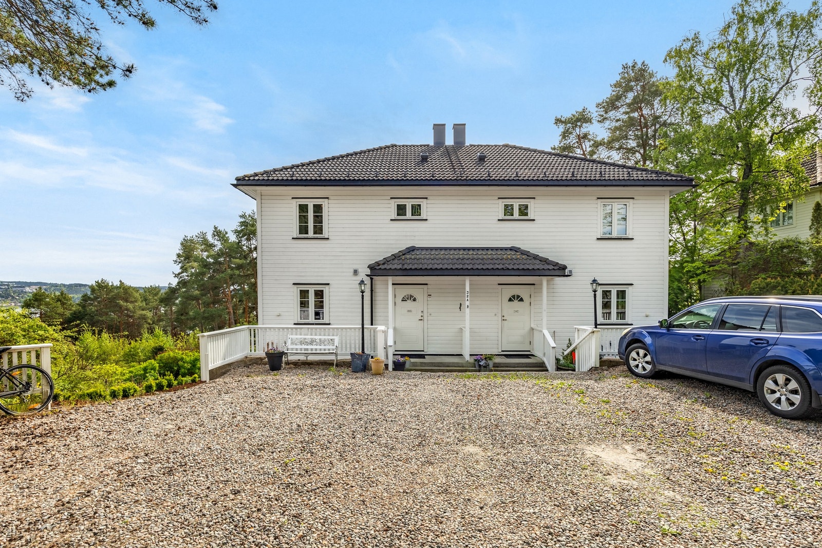 Felles gårdsplass med mulighet for opp til 3 biler på egen del Galleribilde