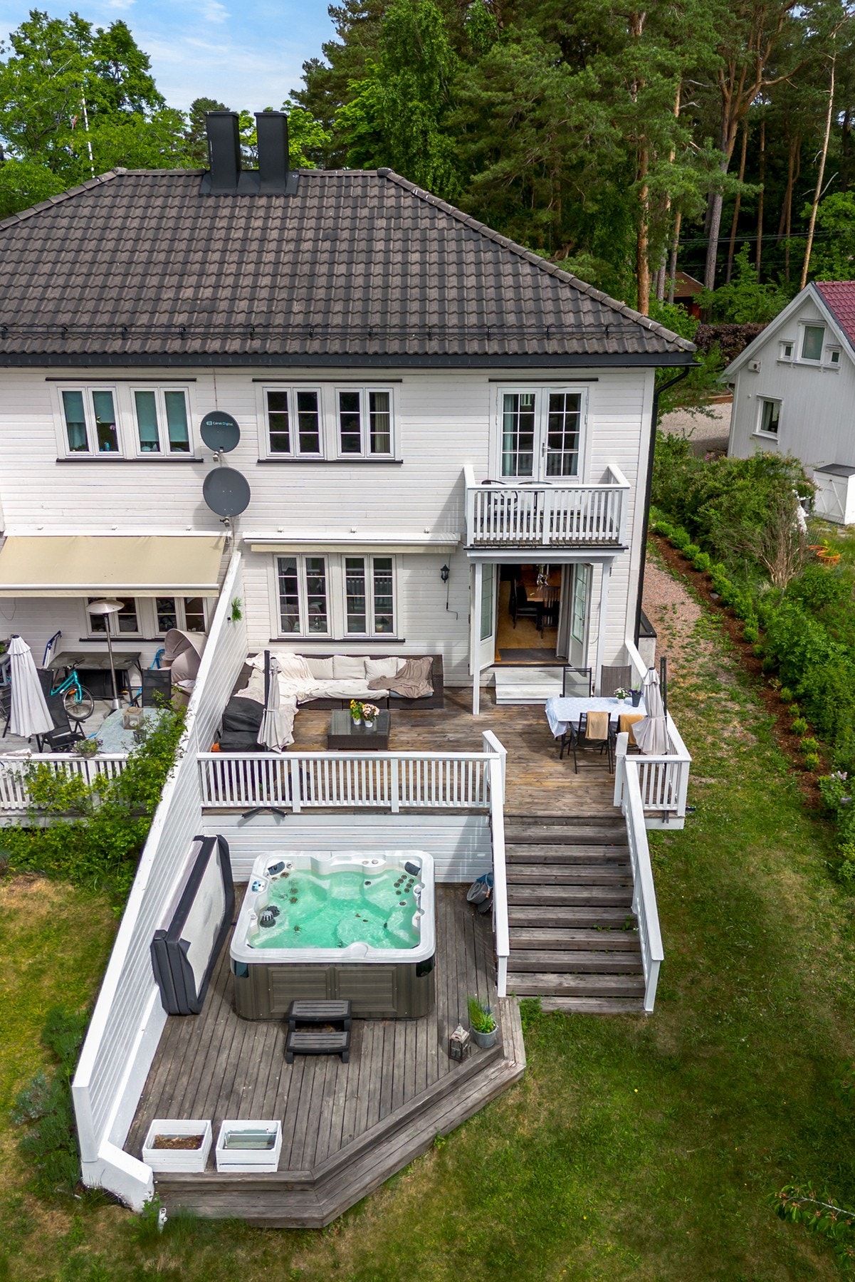 Solrike uteplasser med usjenert beliggenhet uten innsyn Galleribilde