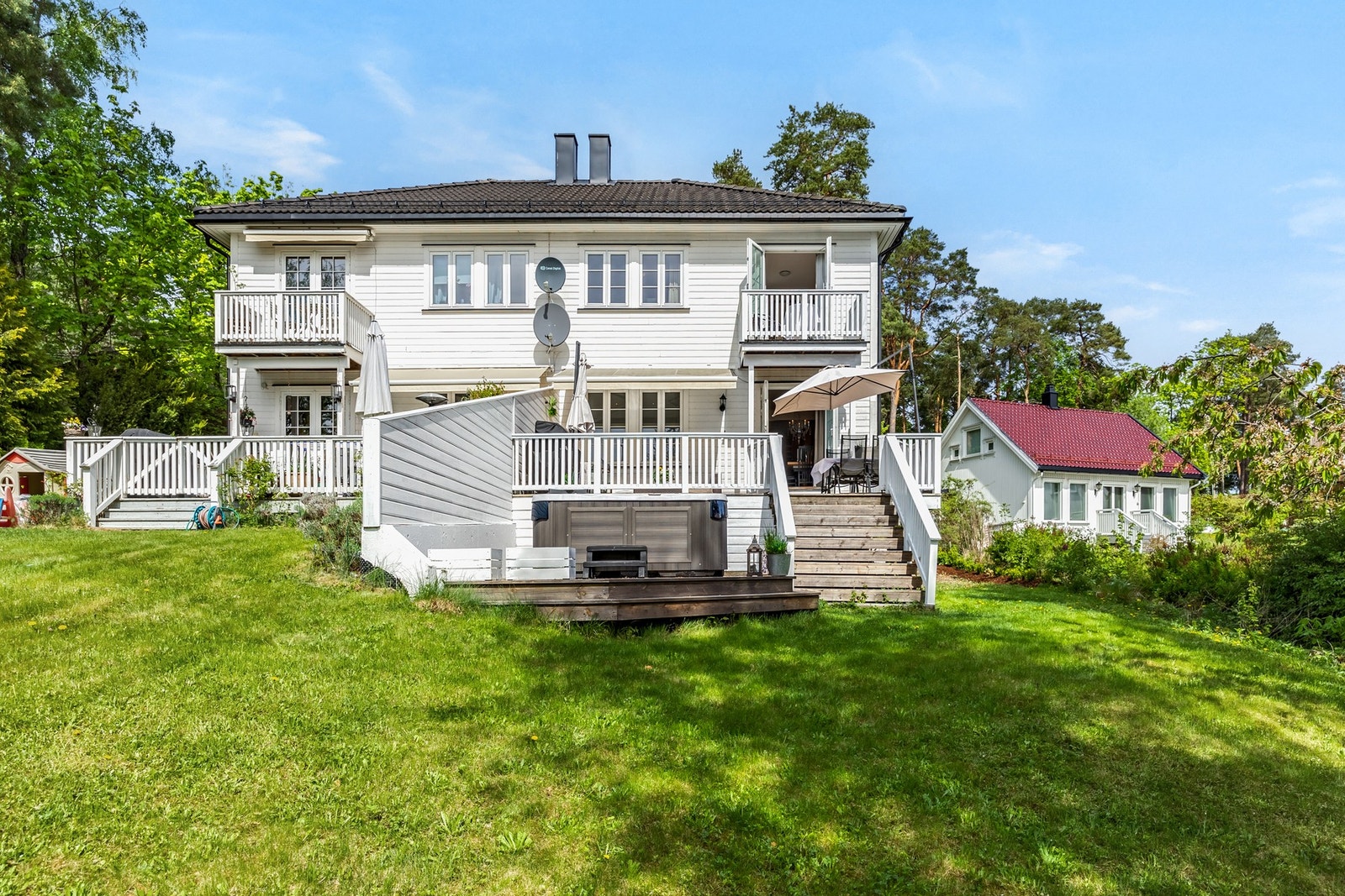 Syd-/vestvendt felles hage + private uteplasser på 50 kvm Galleribilde