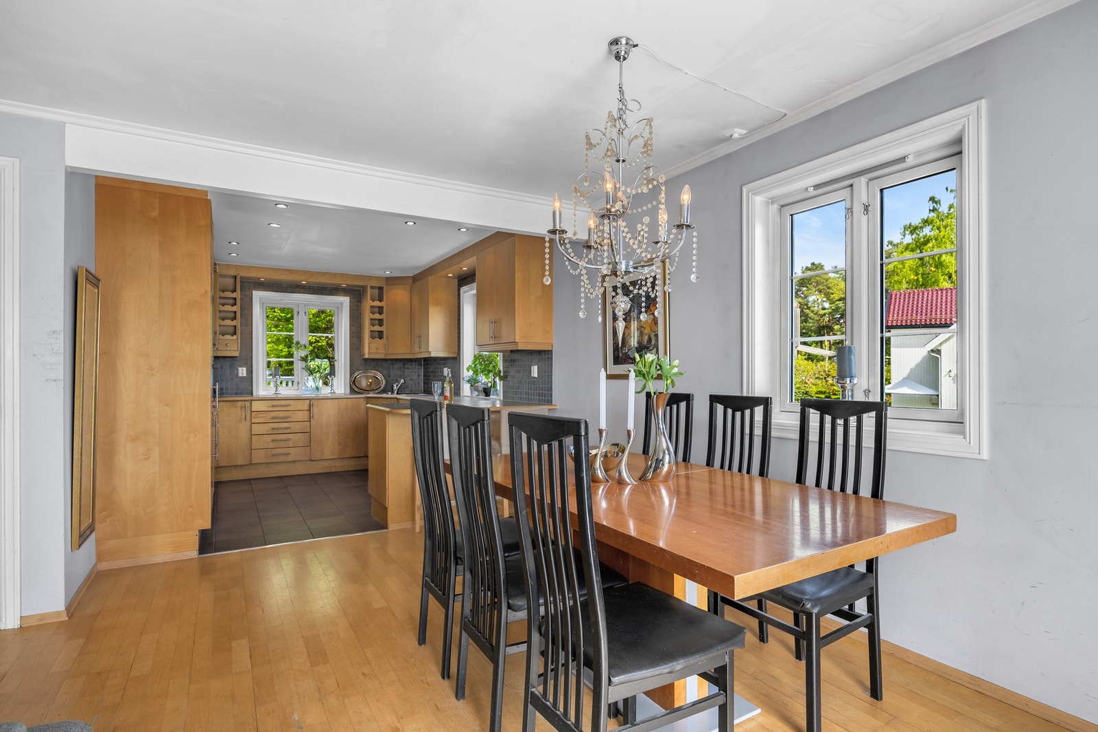 Spisebordet er praktisk plassert rett ved kjøkkenet | Gulvvarme i hele 1.etg Galleribilde