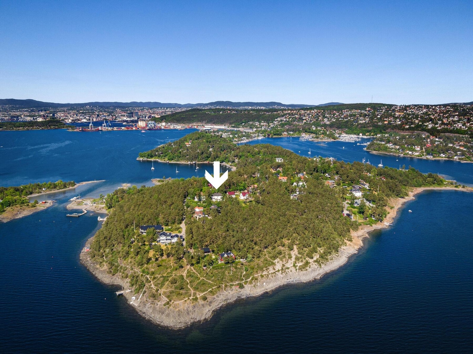 Fantastisk beliggenhet på et høydedrag, usjenert uten innsyn og utsikt over grøntområde | Grenser til skogsområde i idyllisk og naturskjønne omgivelser Galleribilde