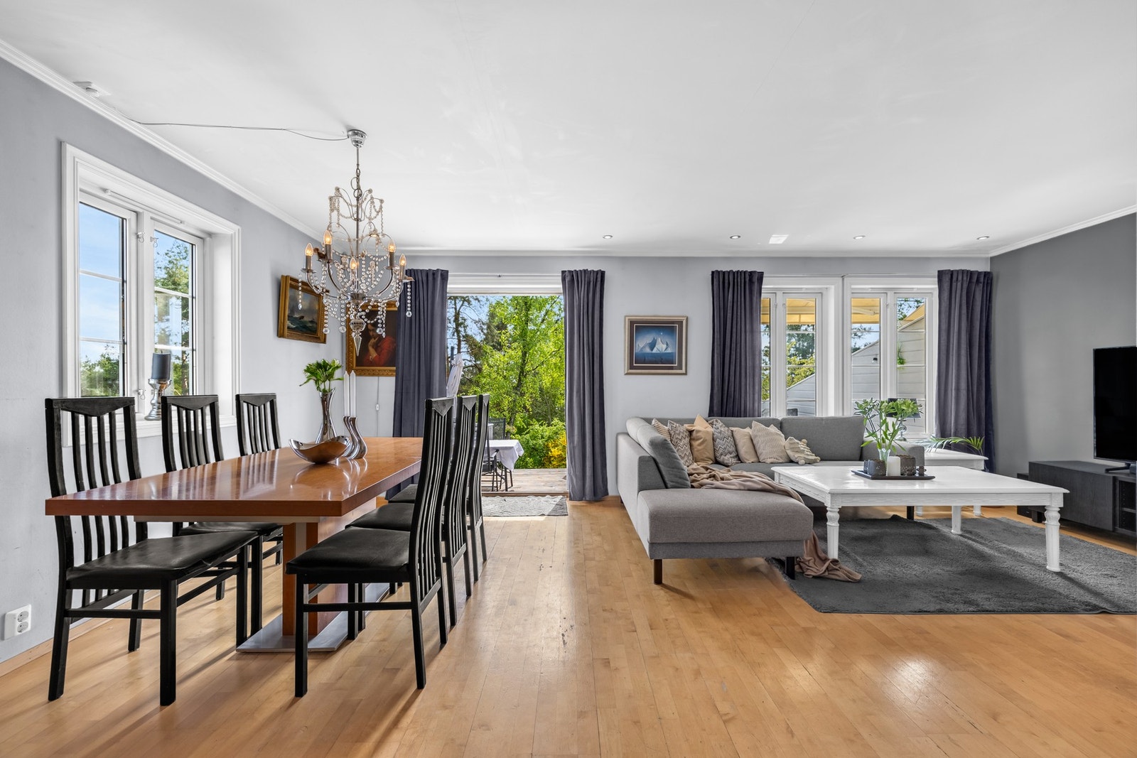 Velkommen inn! | 1.etg med romslig stue/kjøkken, toalettrom og stor entré Galleribilde