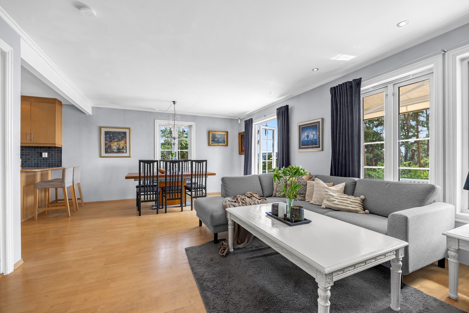 Store vindusflater gir rikelig med naturlig lys i 1.etg Galleribilde