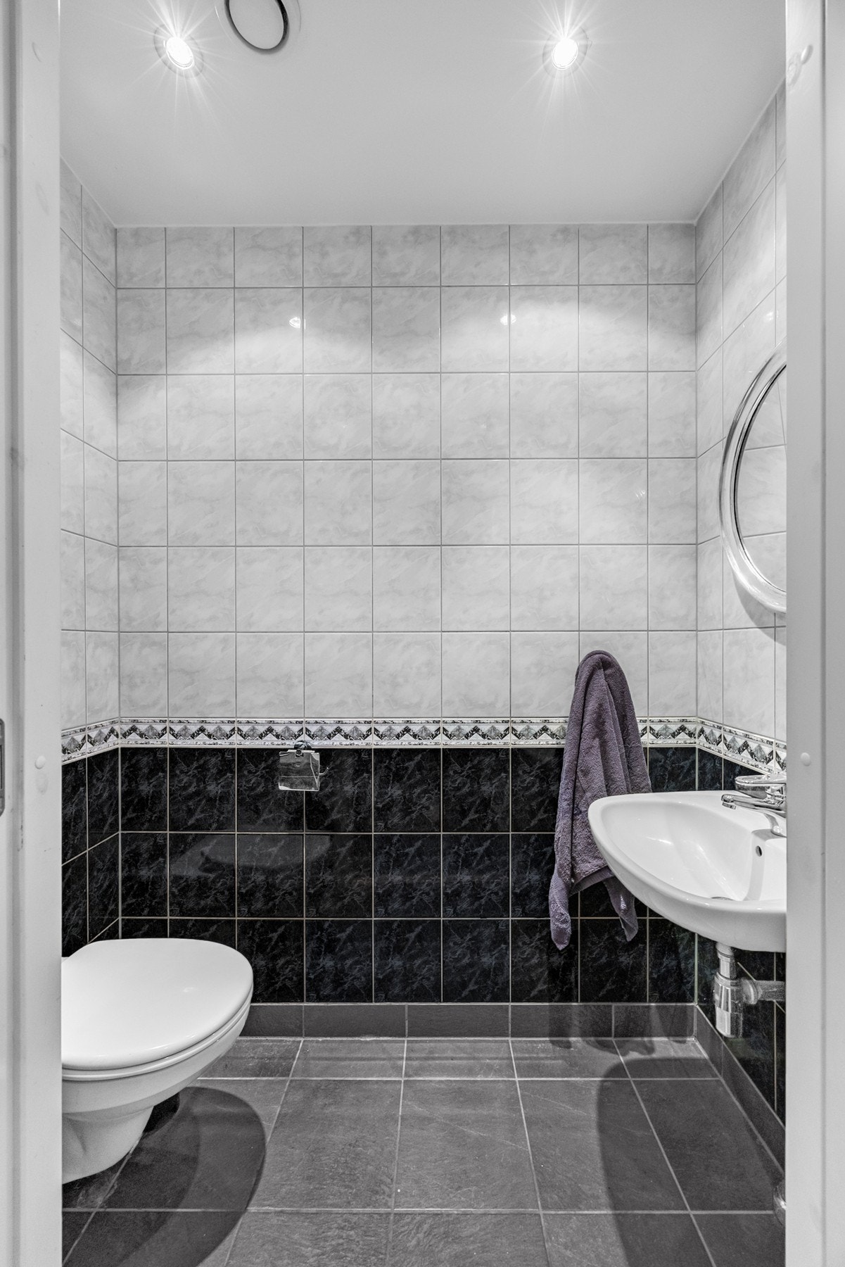 Fra entréen er det inngang til et eget toalettrom/gjestetoalett Galleribilde