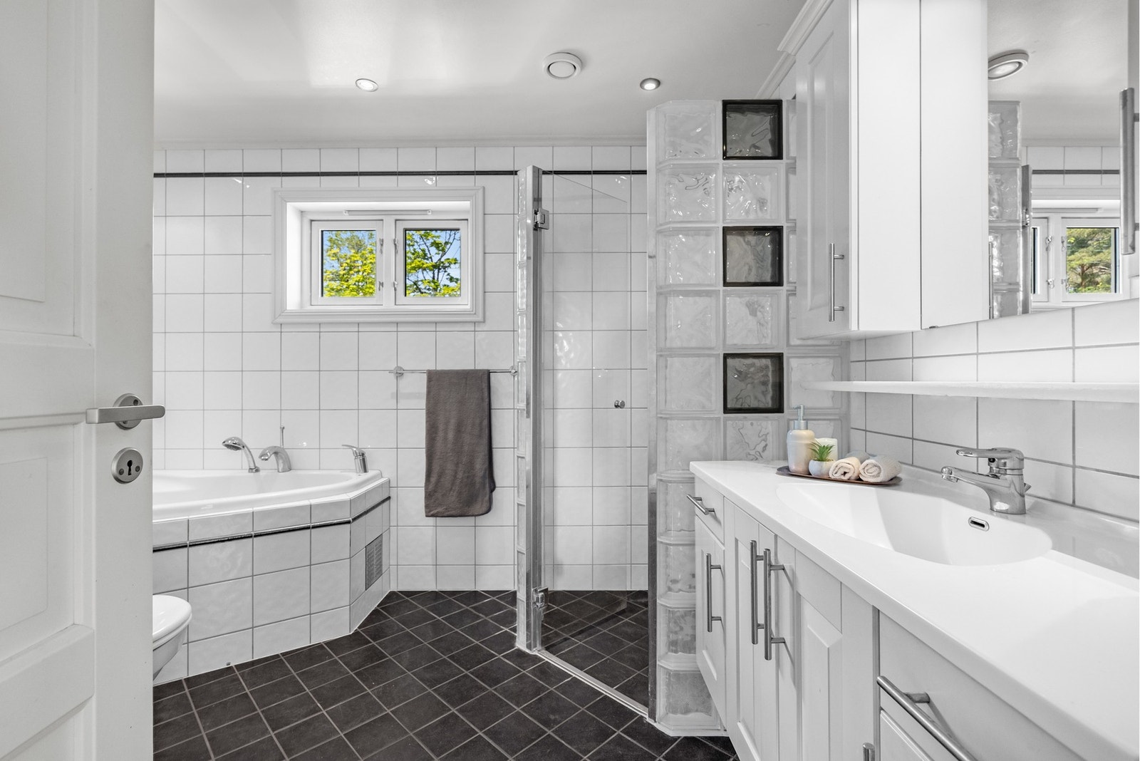 Bad i 2.etg | Stort bad med både badekar og dusj Galleribilde