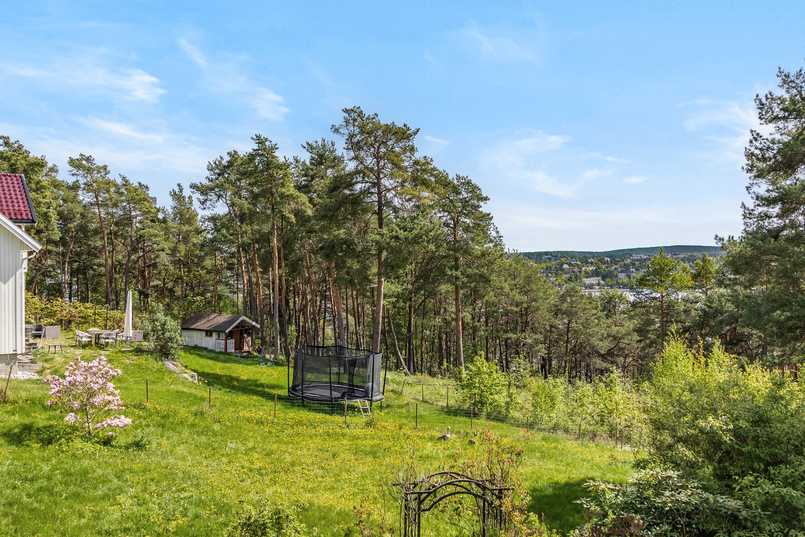 Utsikt fra verandaen | Eiendommen grenser til naturskjønne omgivelser Galleribilde