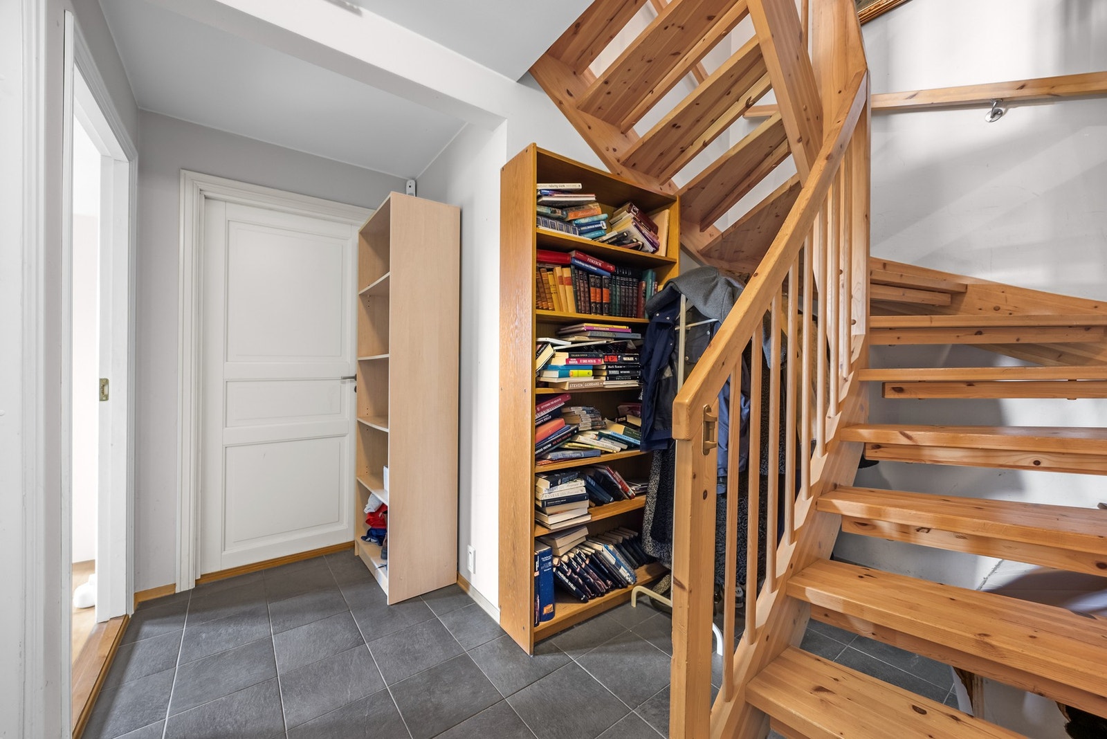 Velkommen ned i kjelleren | Gang med gulvvarme og mulighet for lagringsplass Galleribilde